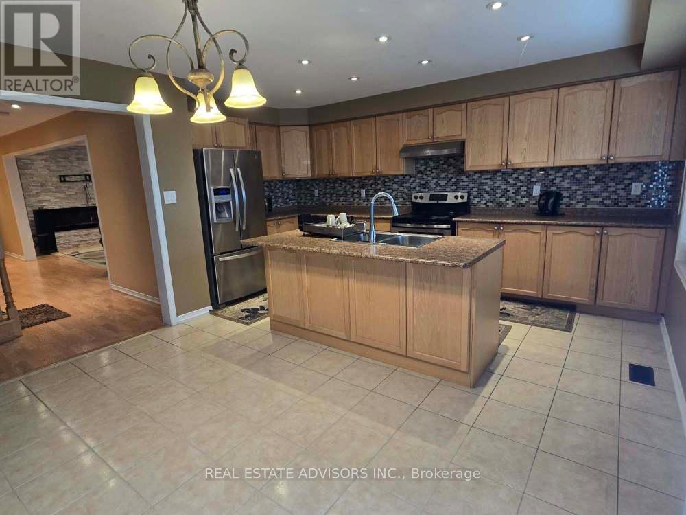 68 Delport Close, Brampton, Ontario  L6P 1V2 - Photo 4 - W12418943