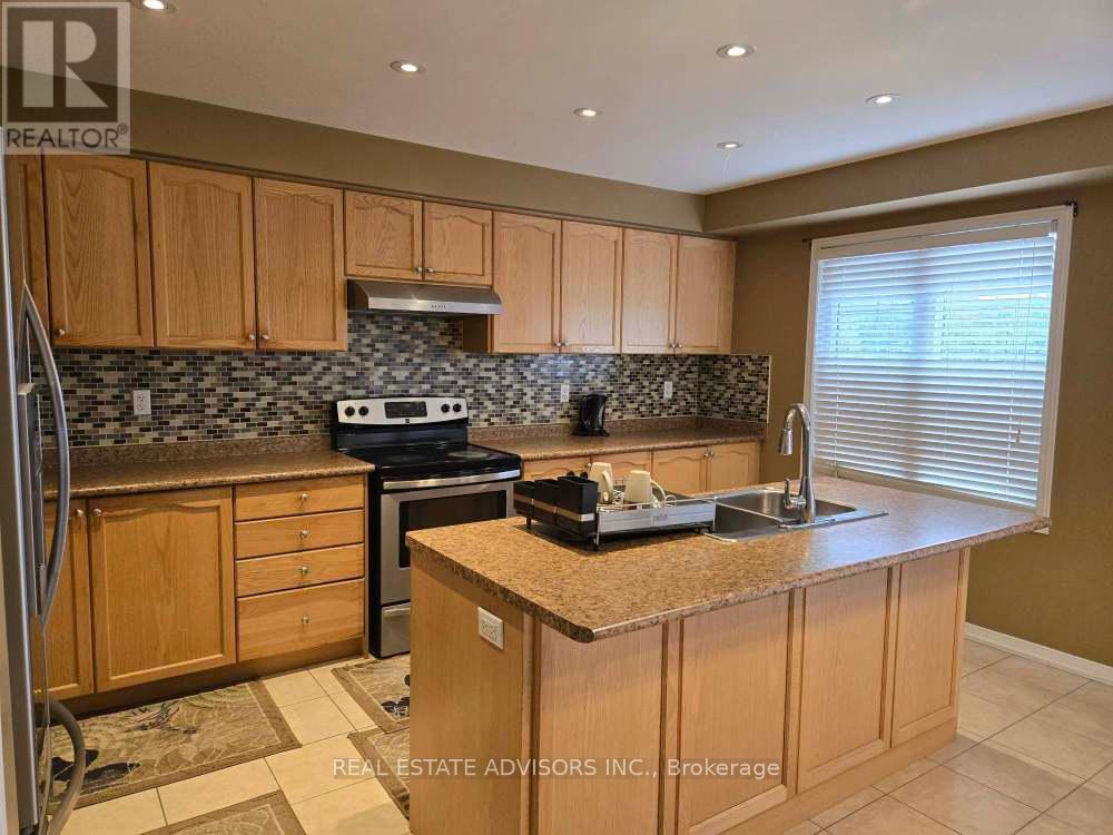 68 Delport Close, Brampton, Ontario  L6P 1V2 - Photo 5 - W12418943