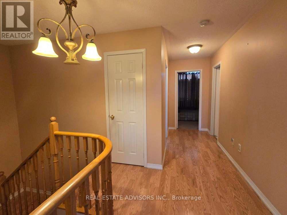 68 Delport Close, Brampton, Ontario  L6P 1V2 - Photo 7 - W12418943