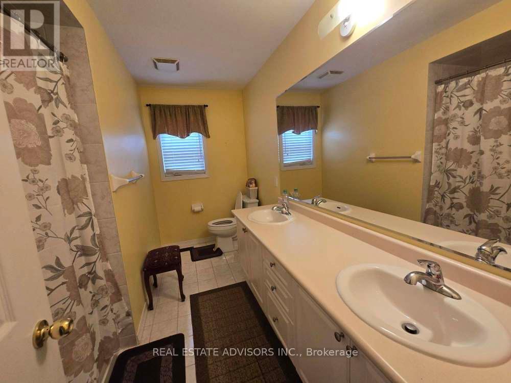 68 Delport Close, Brampton, Ontario  L6P 1V2 - Photo 8 - W12418943