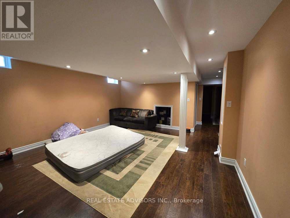 68 Delport Close, Brampton, Ontario  L6P 1V2 - Photo 9 - W12418943