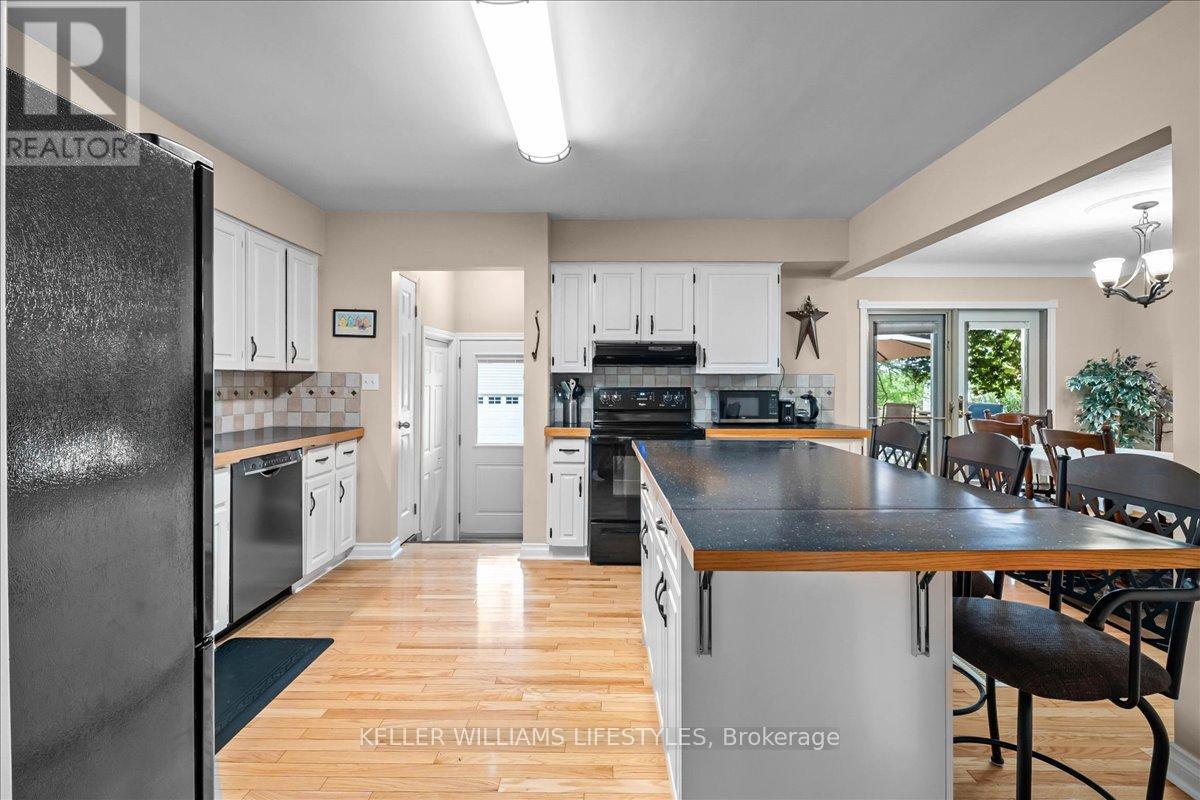 15 Bayley Street, Lambton Shores, Ontario  N0N 1J0 - Photo 18 - X12414381