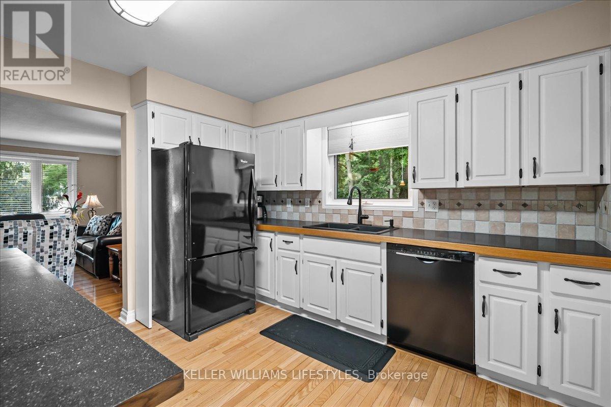 15 Bayley Street, Lambton Shores, Ontario  N0N 1J0 - Photo 19 - X12414381