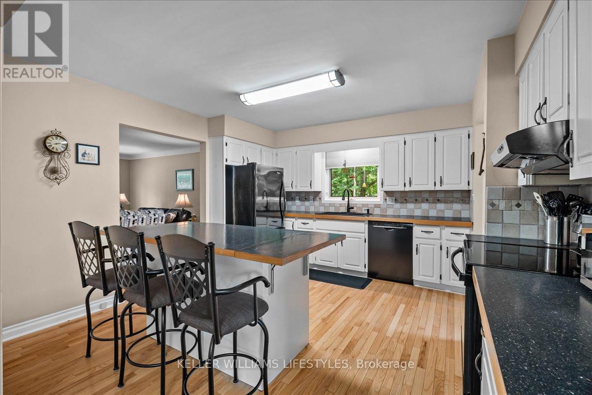 15 Bayley Street, Lambton Shores, Ontario  N0N 1J0 - Photo 21 - X12414381