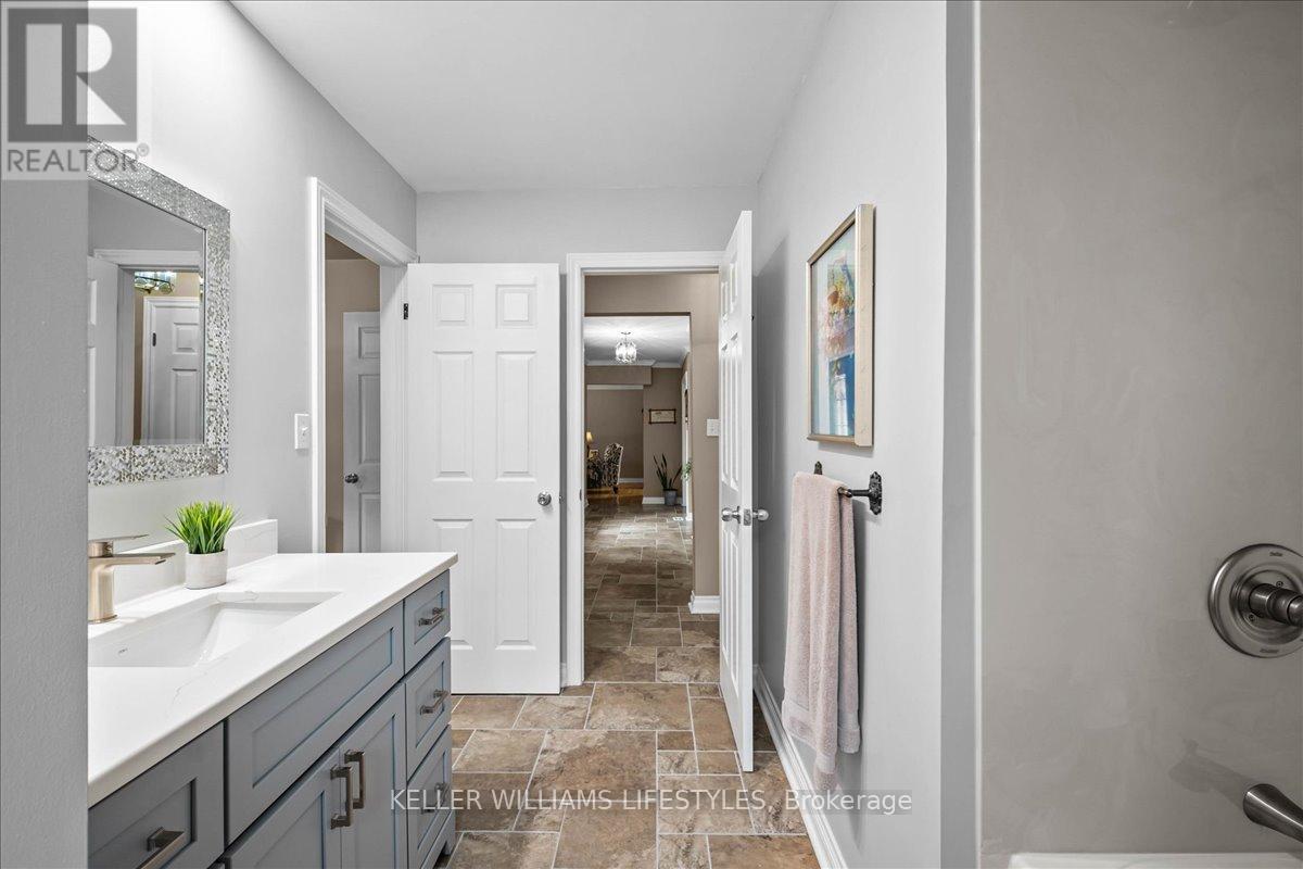 15 Bayley Street, Lambton Shores, Ontario  N0N 1J0 - Photo 33 - X12414381