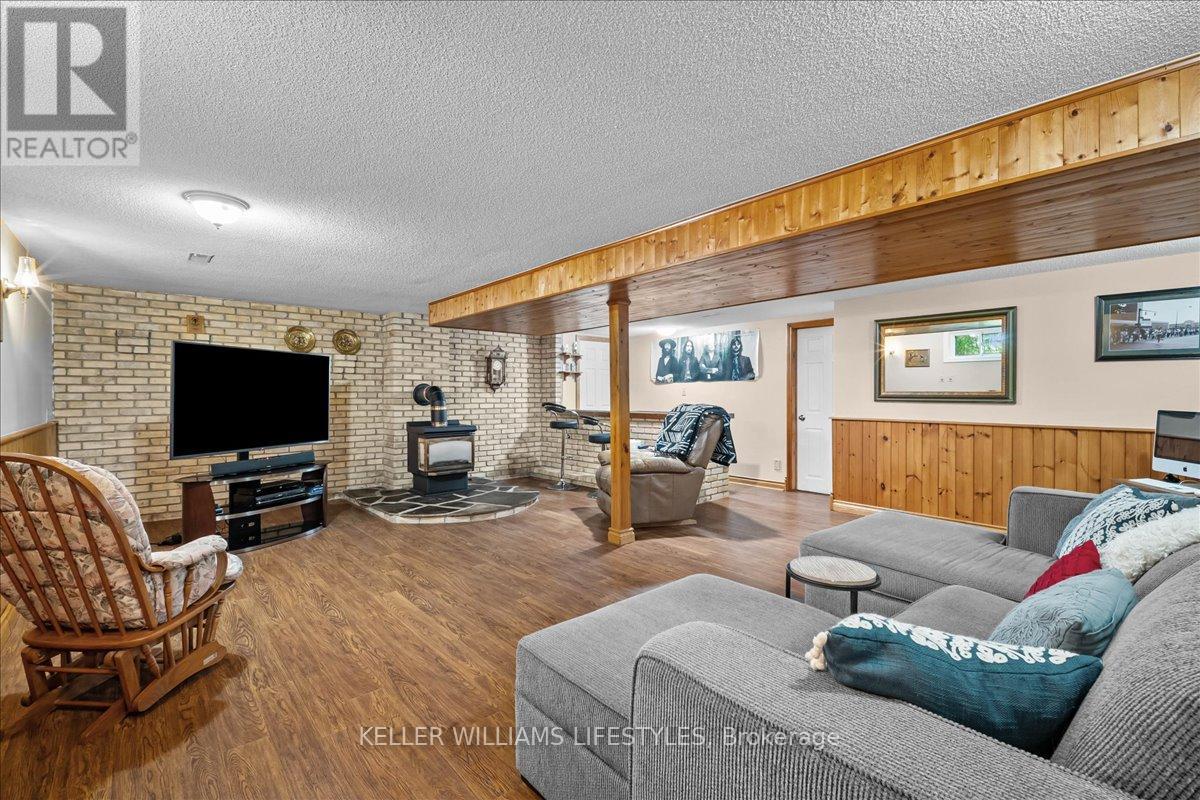 15 Bayley Street, Lambton Shores, Ontario  N0N 1J0 - Photo 29 - X12414381