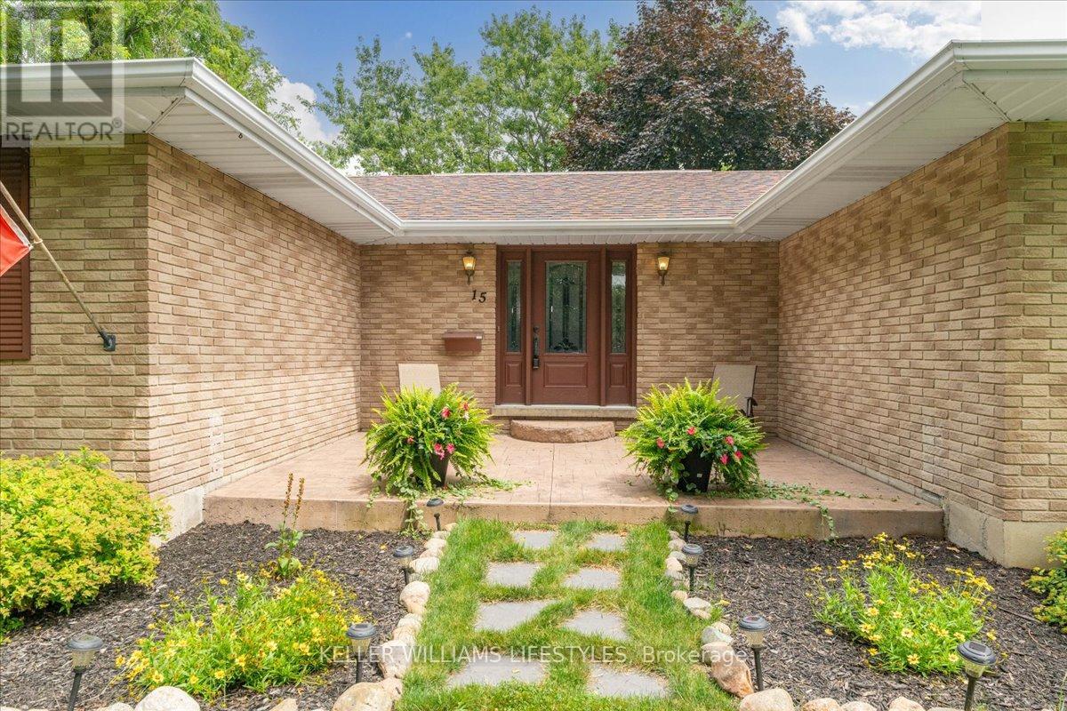 15 Bayley Street, Lambton Shores, Ontario  N0N 1J0 - Photo 5 - X12414381