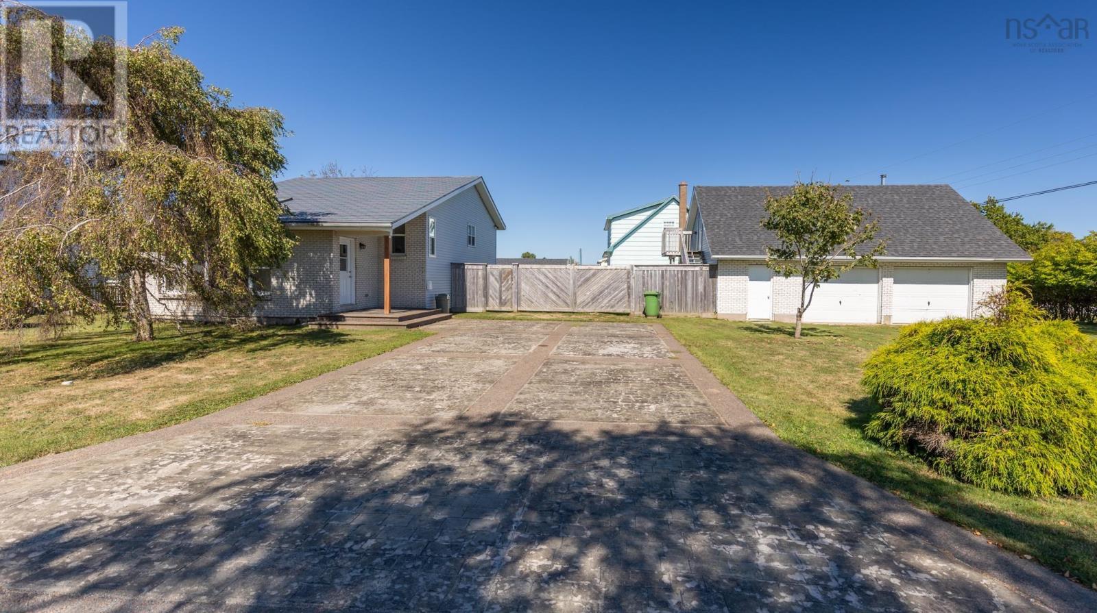 38 Beacon Street, Yarmouth, Nova Scotia  B5A 2W4 - Photo 3 - 202523726