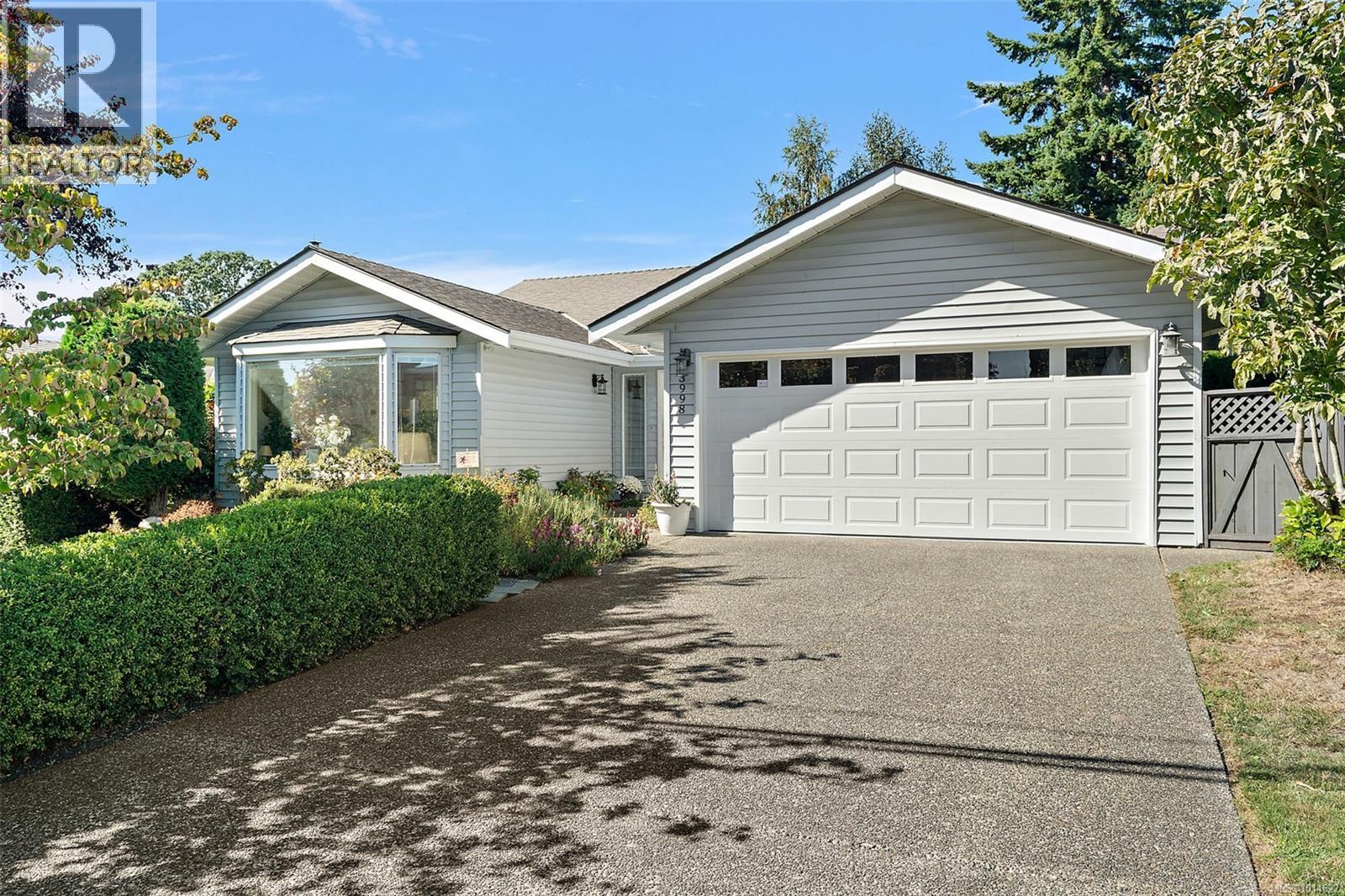 3998 Cedar Hill Rd, Saanich, British Columbia  V8N 3C1 - Photo 2 - 1014622