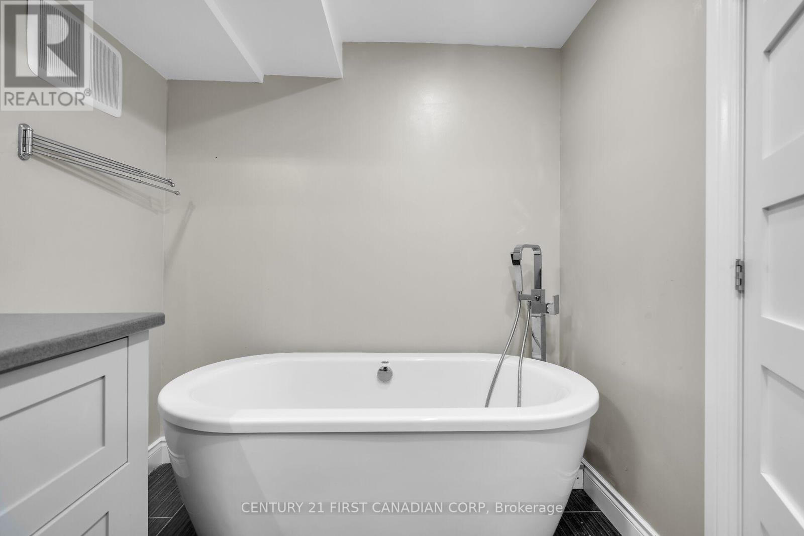768 Franklinway Crescent, London North, Ontario  N6G 5C8 - Photo 42 - X12419141