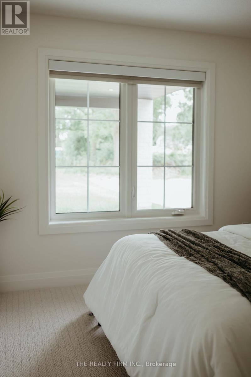 52 Royal Crescent, Southwold, Ontario  N5P 0G5 - Photo 47 - X12419154
