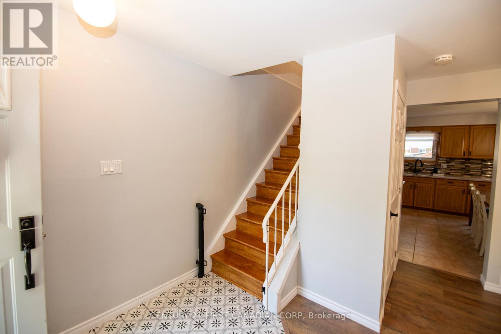 85 Augusta Crescent, London South, Ontario  N6E 2C9 - Photo 6 - X12419215