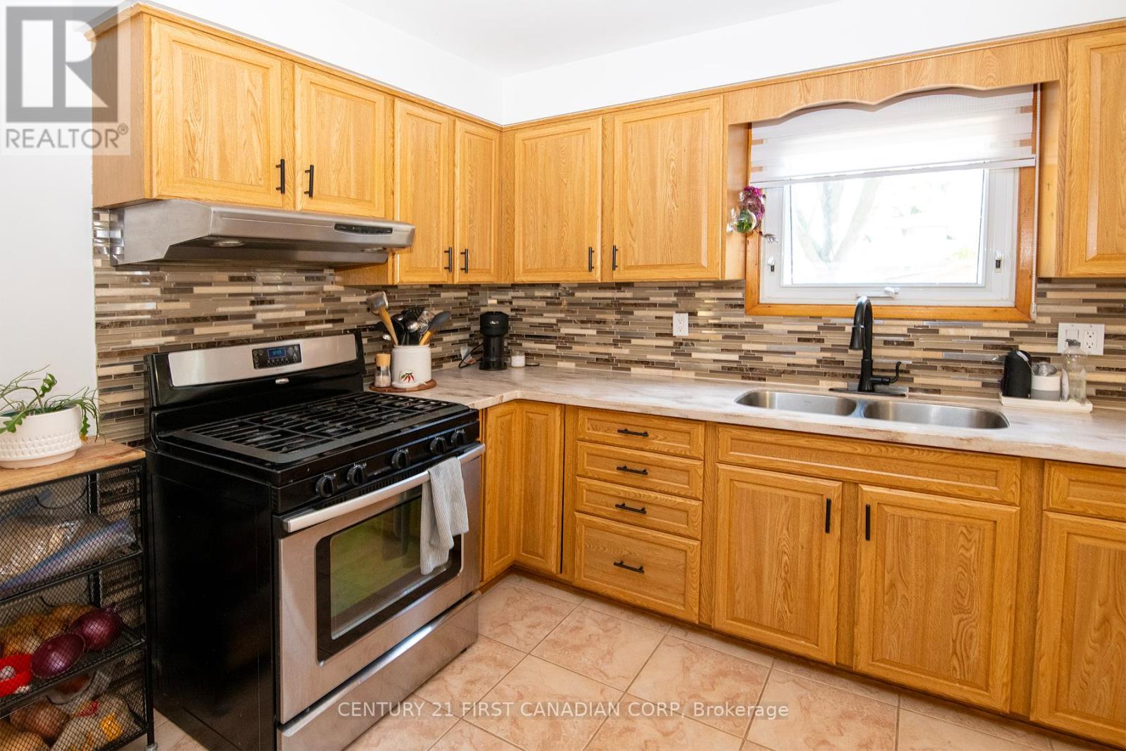 85 Augusta Crescent, London South, Ontario  N6E 2C9 - Photo 8 - X12419215
