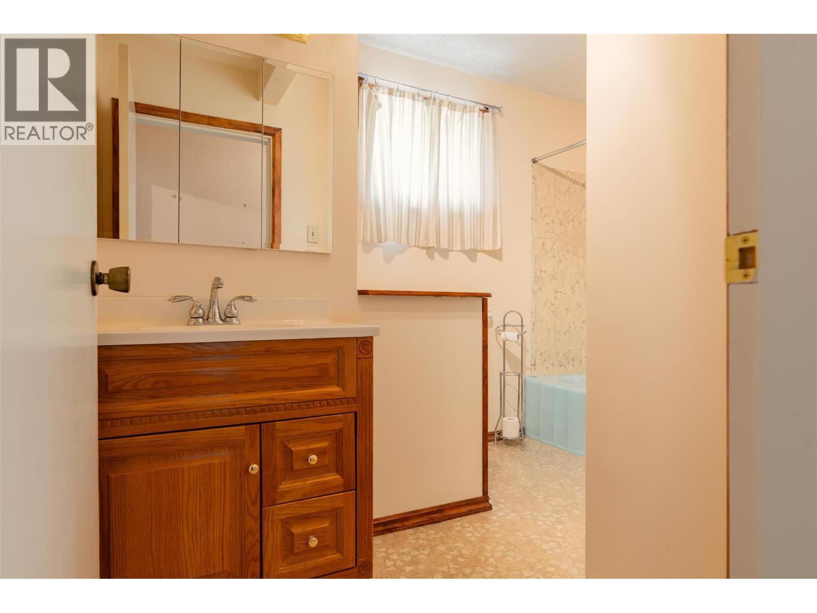 235 10th Avenue, Montrose, British Columbia  V0G 1P0 - Photo 22 - 10363734