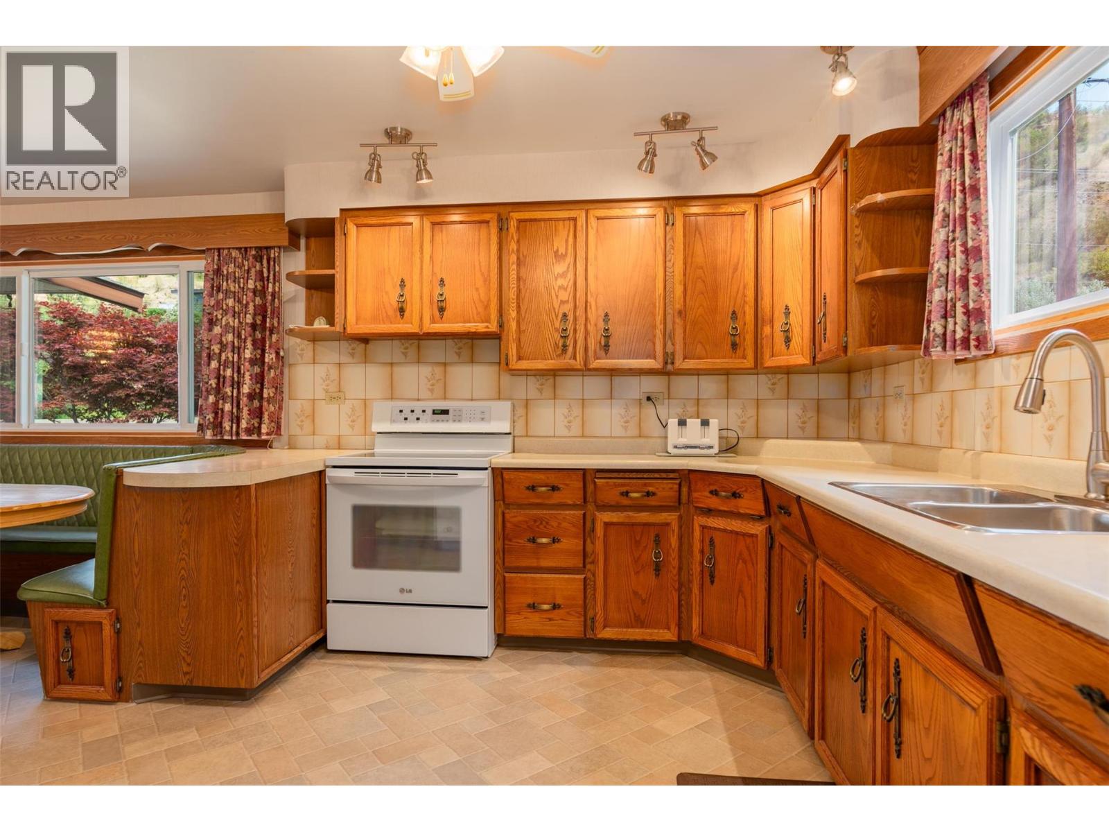 235 10th Avenue, Montrose, British Columbia  V0G 1P0 - Photo 8 - 10363734