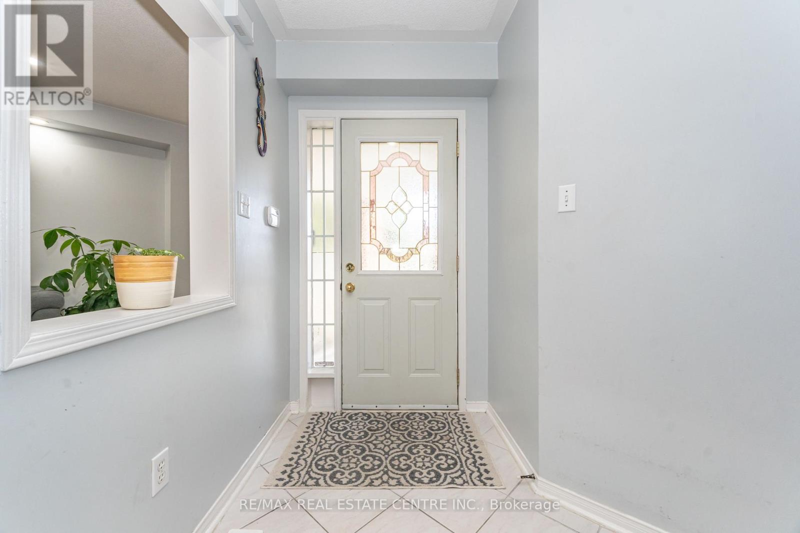 16 Feathertop Lane, Brampton, Ontario  L6R 1W9 - Photo 5 - W12418891