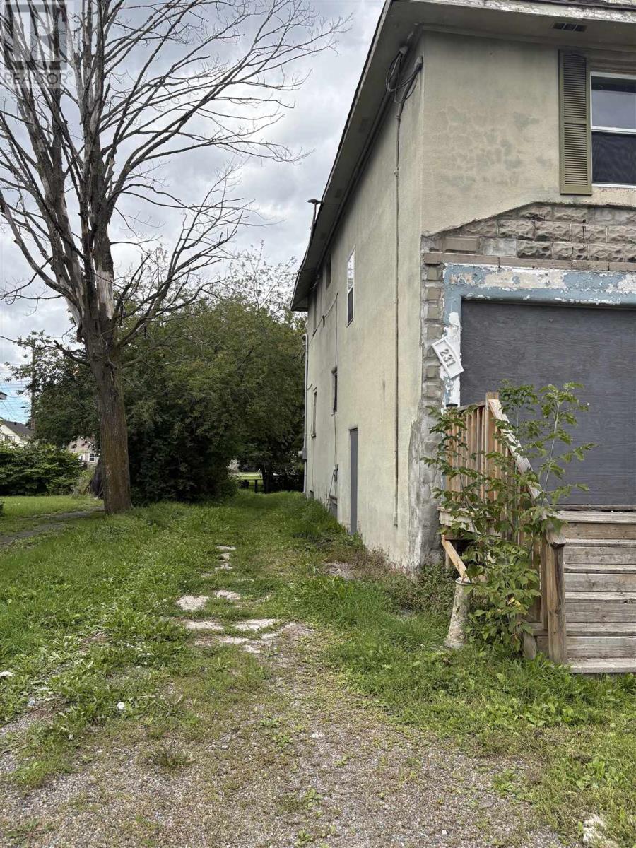231 Brown St, Sault Ste. Marie, Ontario  P6A 1N8 - Photo 2 - SM252716