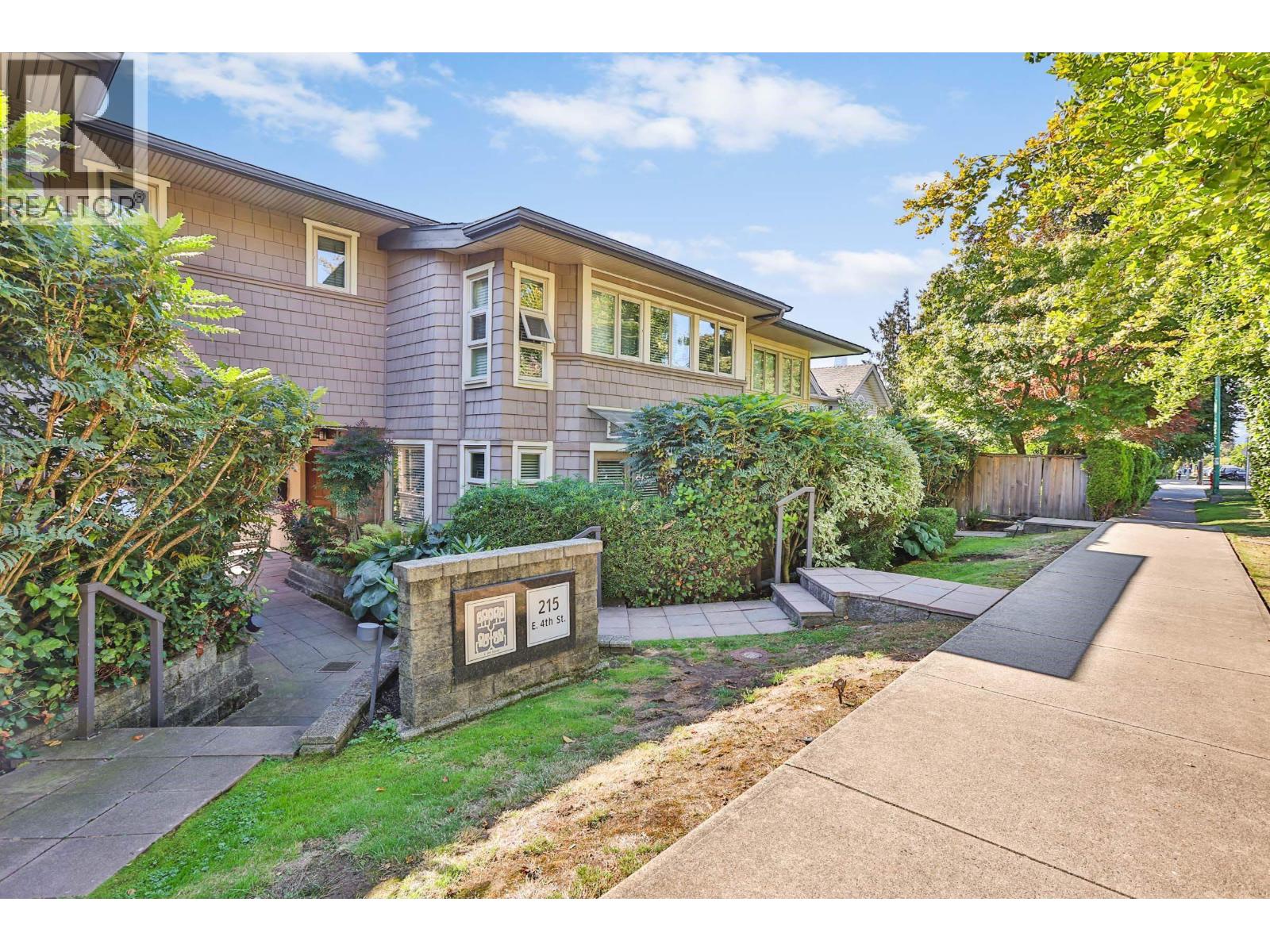 4 215 E 4TH STREET, North Vancouver, British Columbia