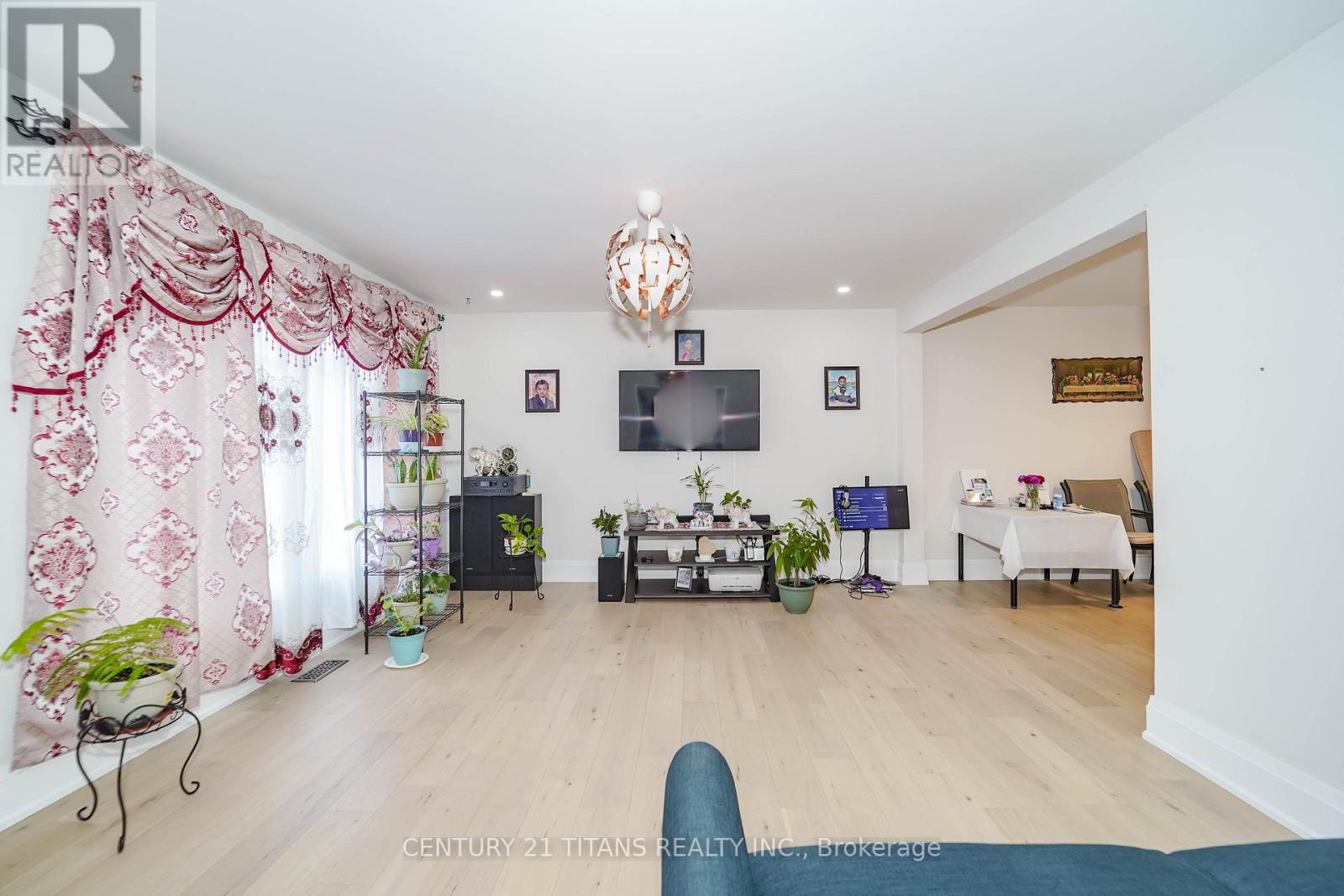 Property at 42 PIXLEY CRESCENT image 2