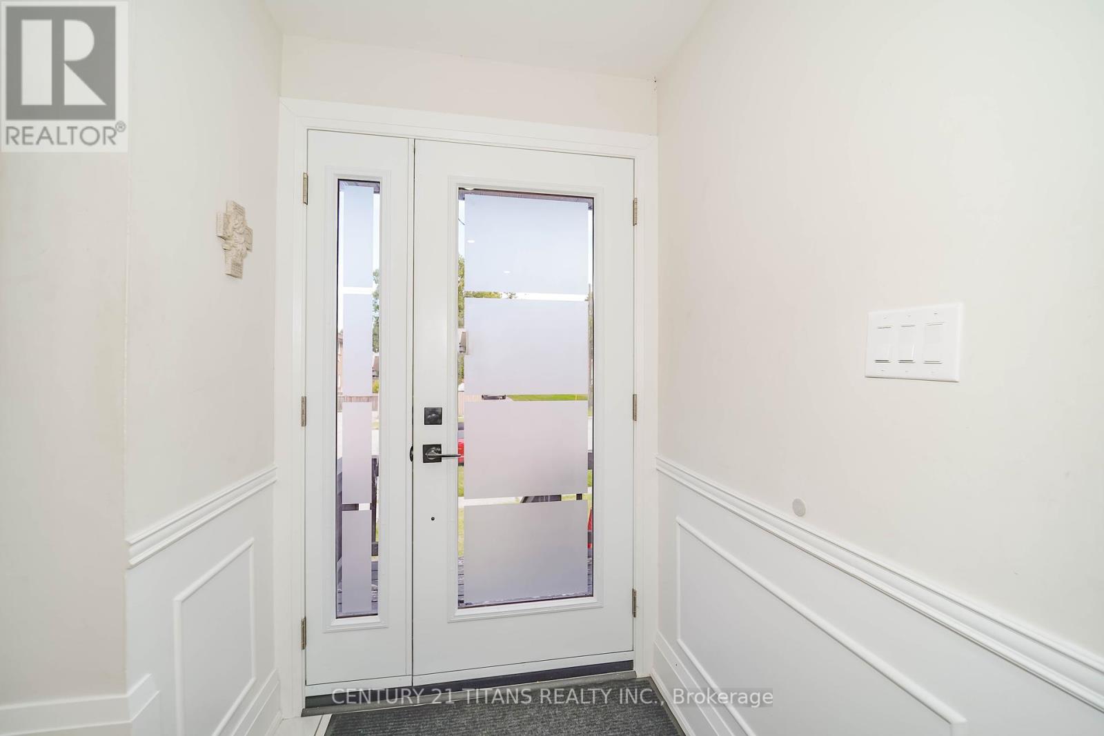 Property at 42 PIXLEY CRESCENT image 4
