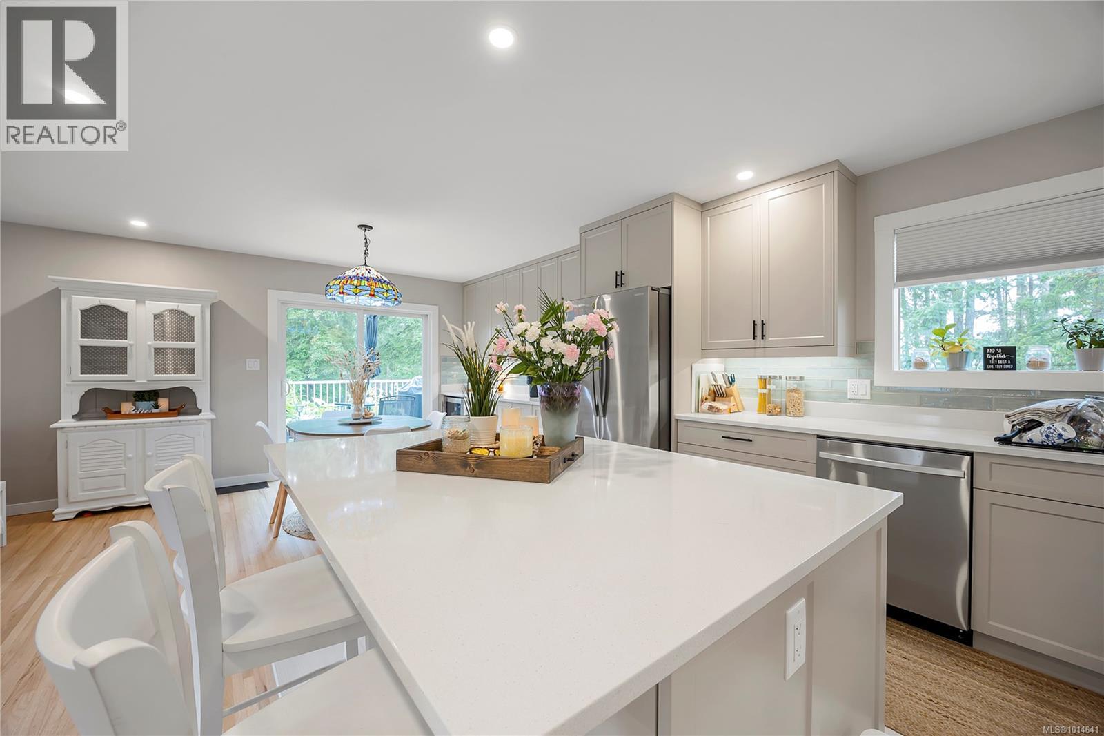 Property at 1710 Centennary Dr image 4