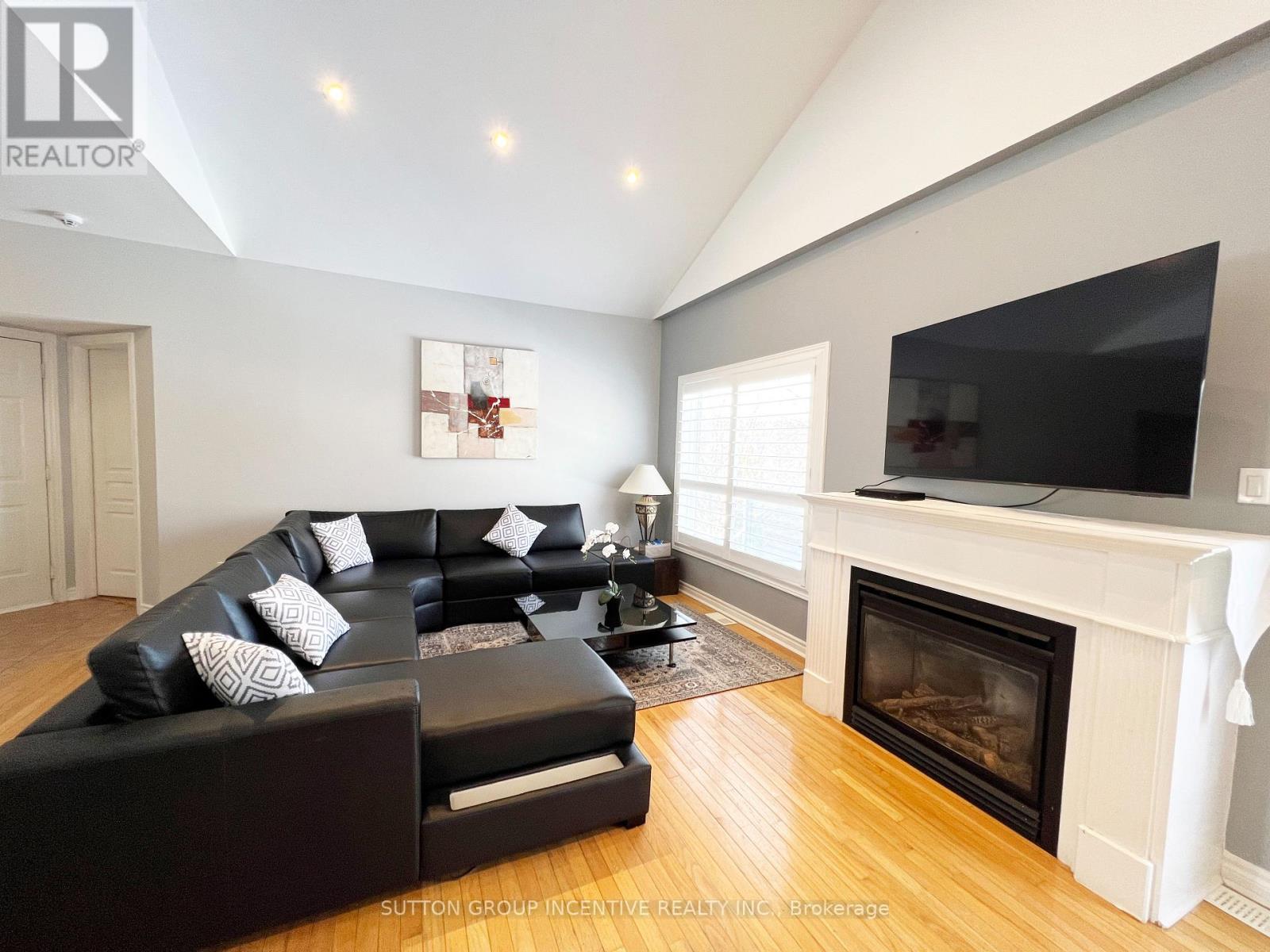38 Hurst Drive, Barrie, Ontario  L4N 9K3 - Photo 14 - S12419073