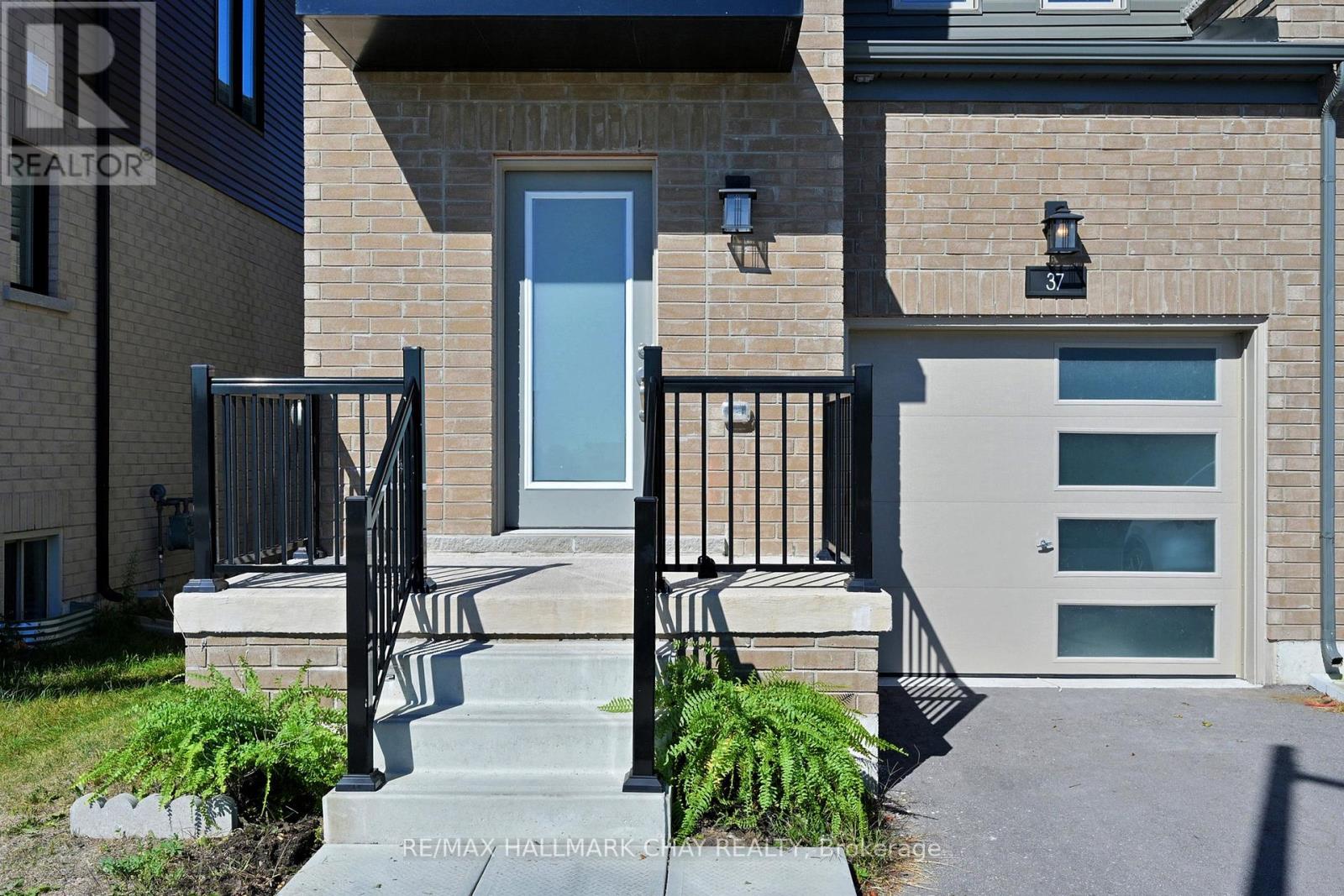 37 Turnberry Lane, Barrie, Ontario  L9J 0M8 - Photo 3 - S12419123