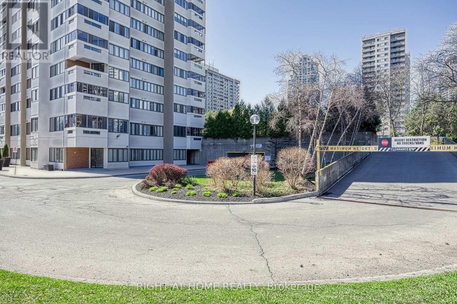 205 - 1580 Mississauga Valley, Mississauga, Ontario  L5A 3T8 - Photo 10 - W12419094