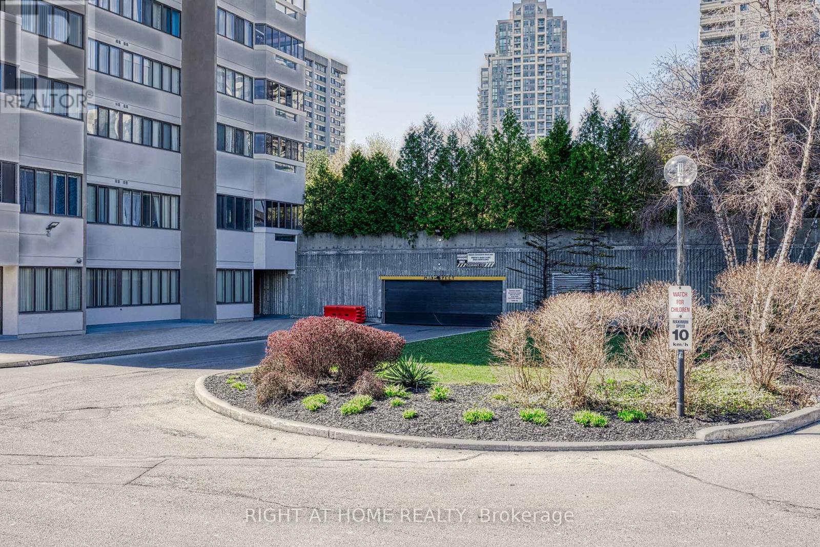 205 - 1580 Mississauga Valley, Mississauga, Ontario  L5A 3T8 - Photo 11 - W12419094