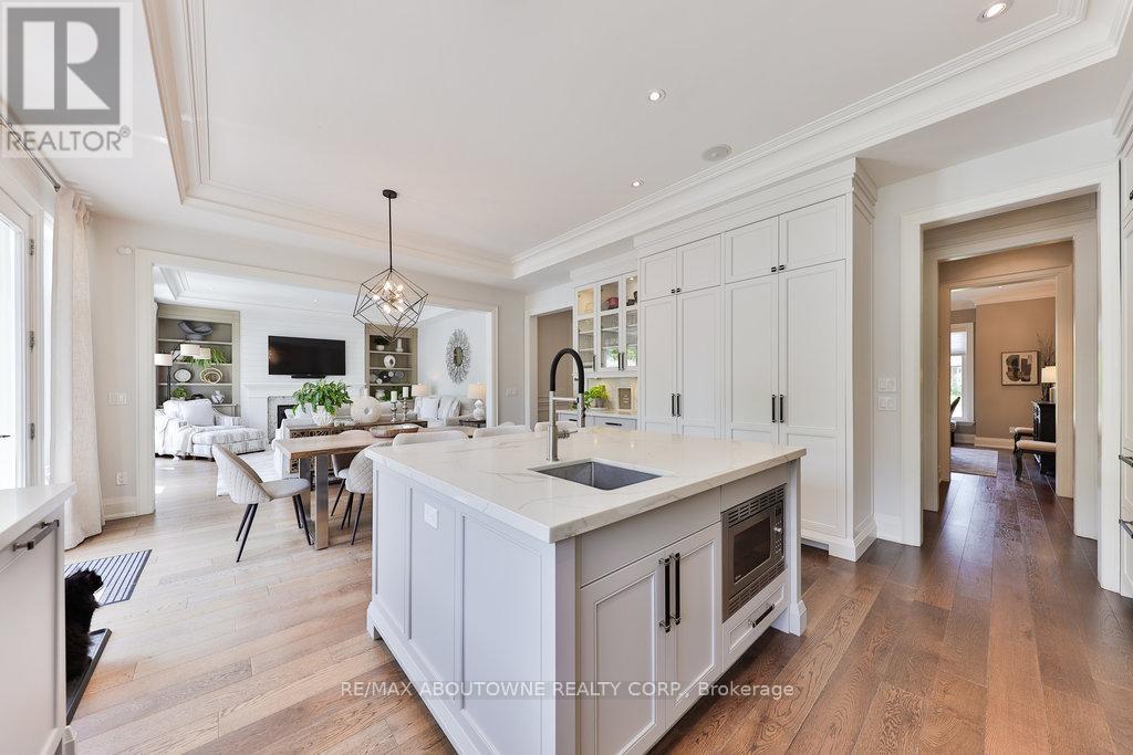 408 Saville Crescent, Oakville, Ontario  L6L 3T8 - Photo 9 - W12419101