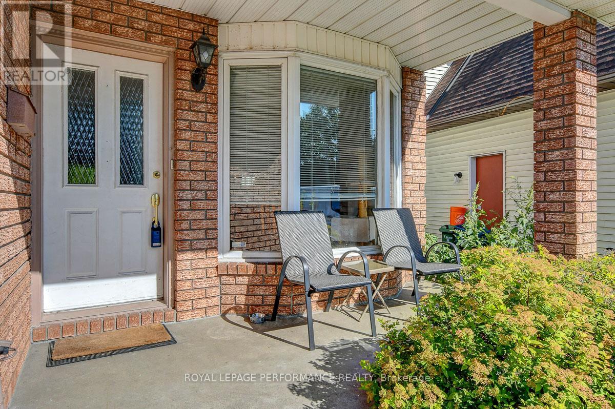 1815 Belval Crescent, Ottawa, Ontario  K1C 6J3 - Photo 2 - X12419369