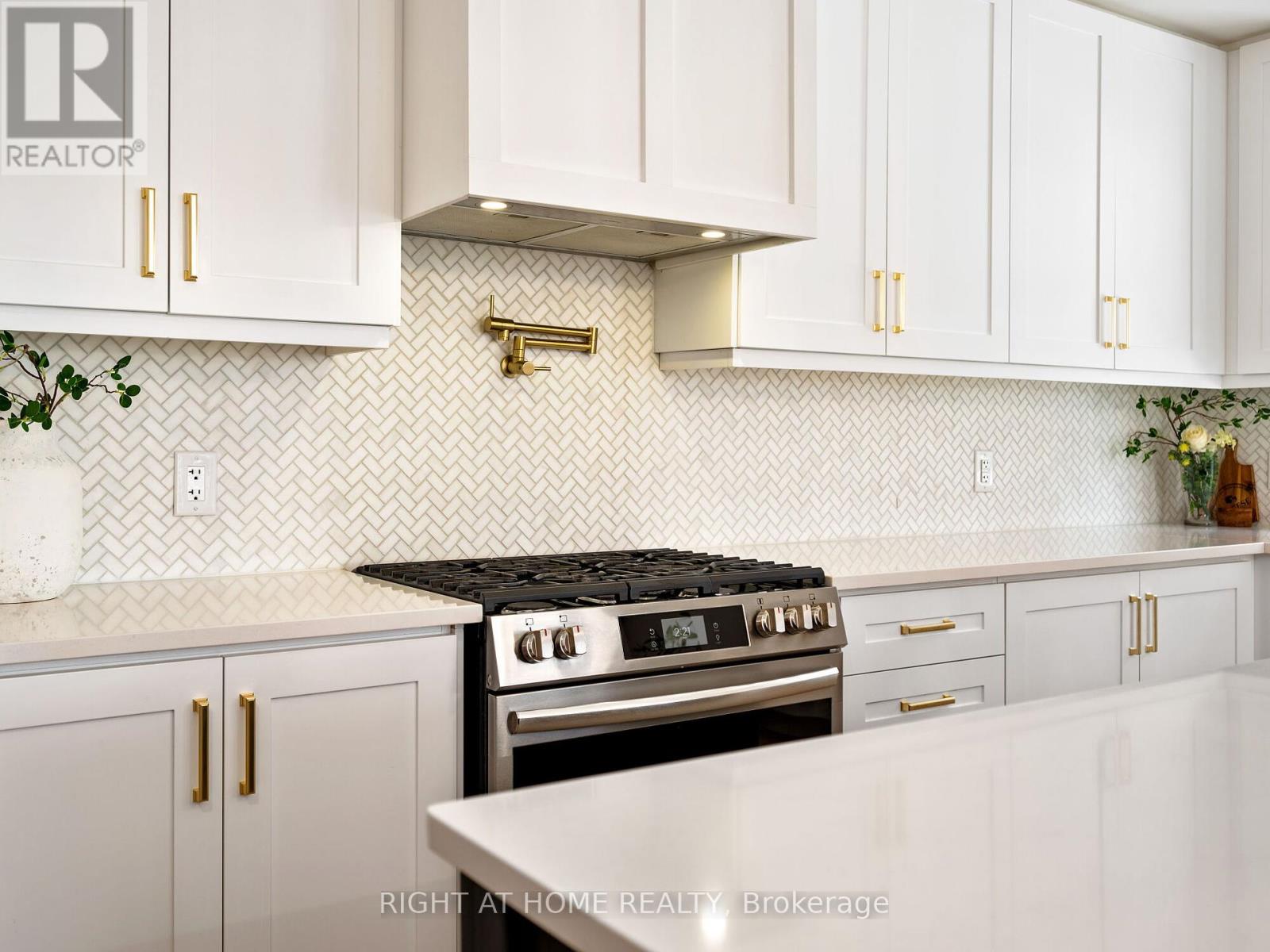 8-50 Baynes Way, Bradford West Gwillimbury, Ontario  L3Z 4M4 - Photo 2 - N12419133