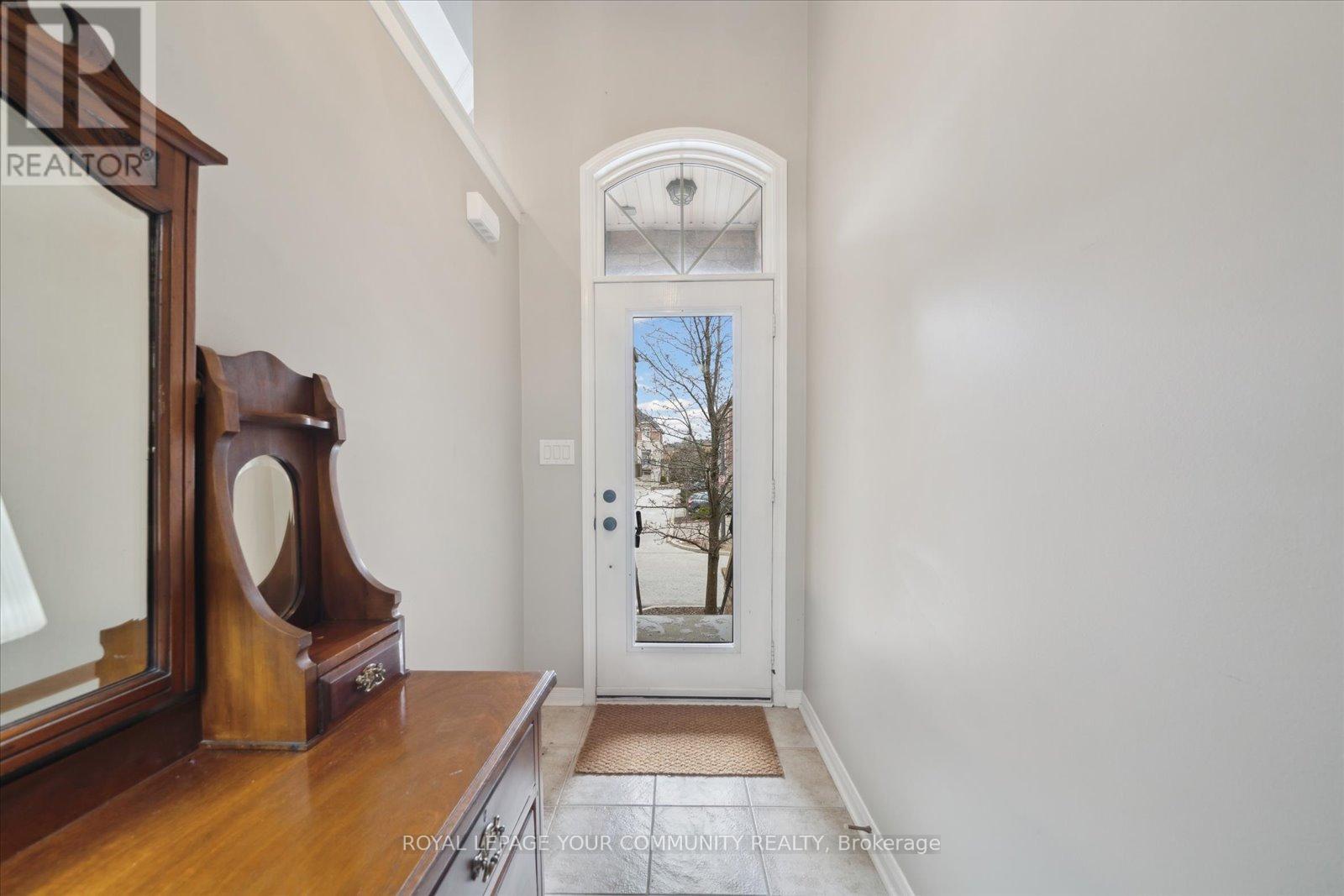 118 Chapman Court, Aurora, Ontario  L4G 0E2 - Photo 6 - N12419147