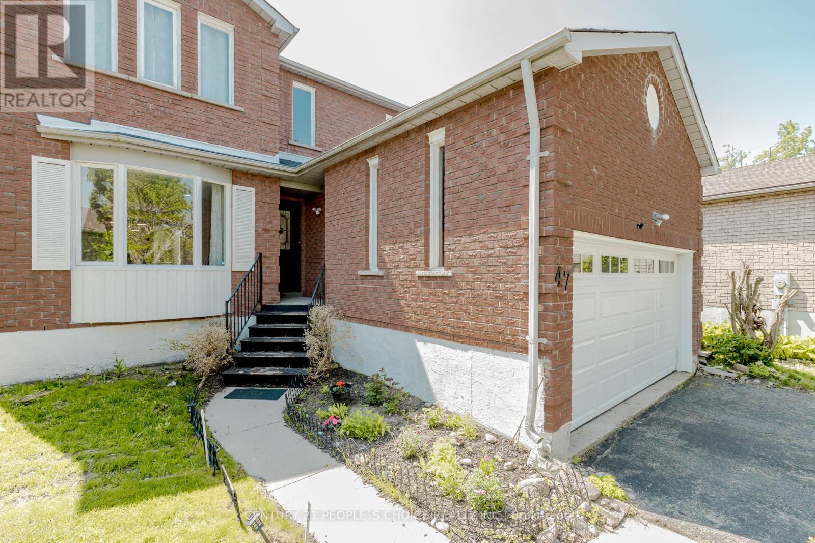 47 Blair Crescent, Barrie, Ontario  L4M 5Y6 - Photo 3 - S12419186