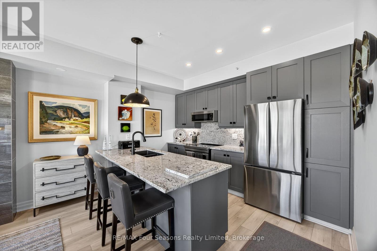 301 - 1 Shipyard Lane, Collingwood, Ontario  L9Y 0W2 - Photo 2 - S12419307