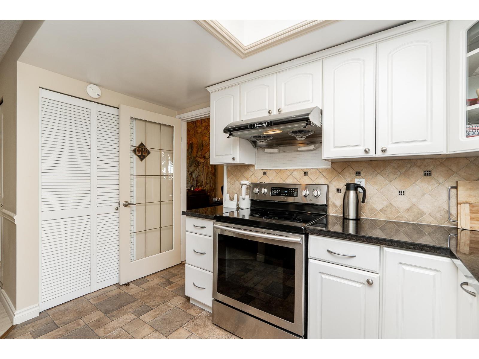 9674 155a Street, Surrey, British Columbia  V3R 7N8 - Photo 2 - R3050523
