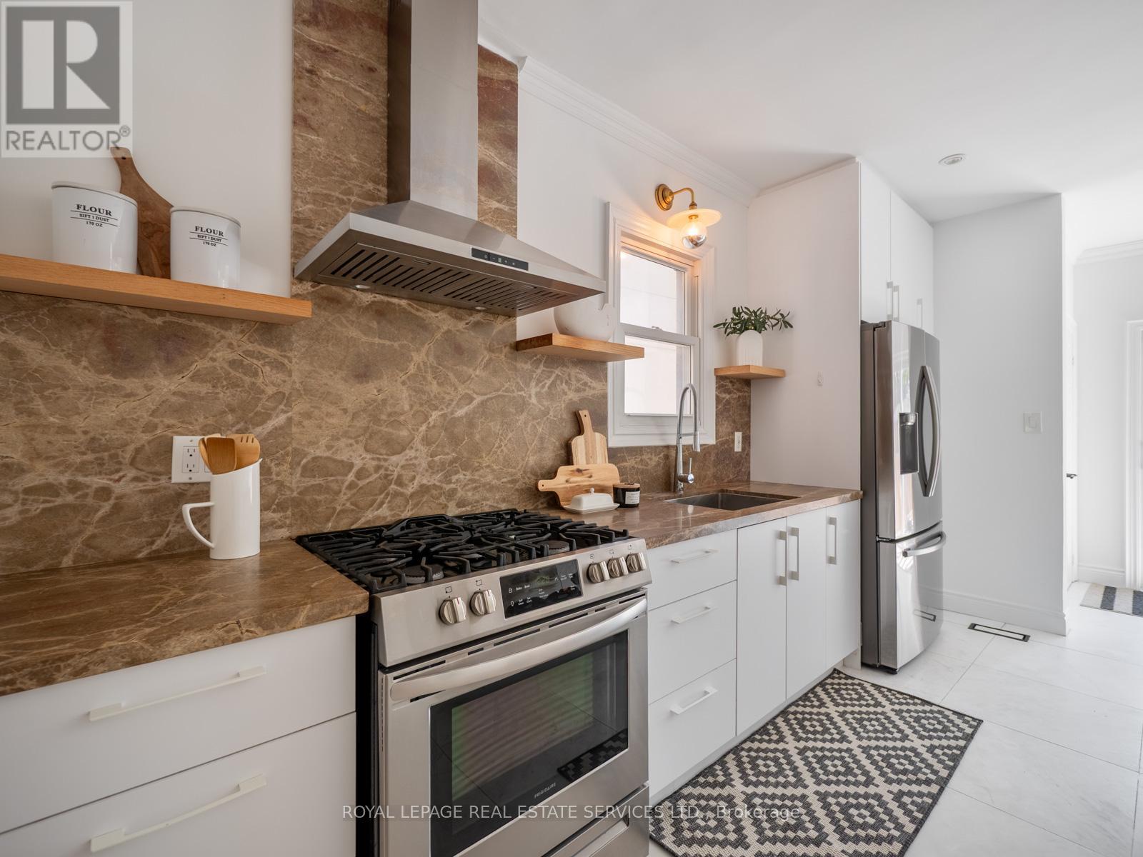 15 Melville Avenue, Toronto, Ontario  M6G 1Y1 - Photo 10 - W12419143