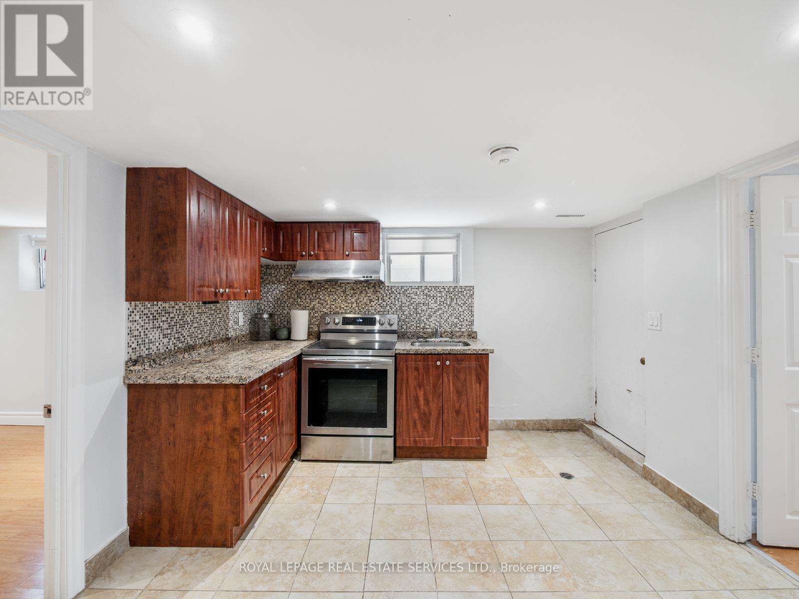 15 Melville Avenue, Toronto, Ontario  M6G 1Y1 - Photo 26 - W12419143