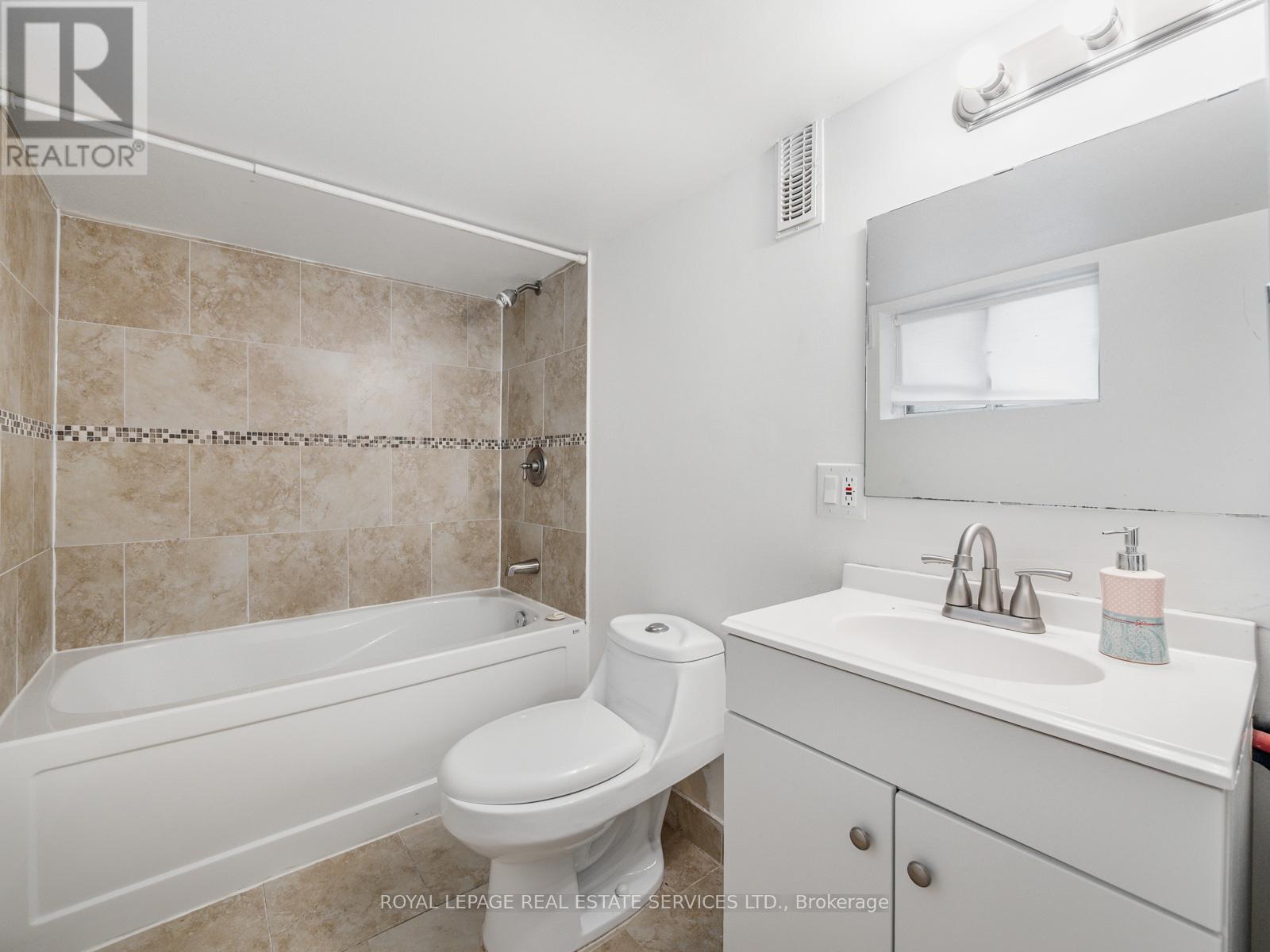 15 Melville Avenue, Toronto, Ontario  M6G 1Y1 - Photo 29 - W12419143