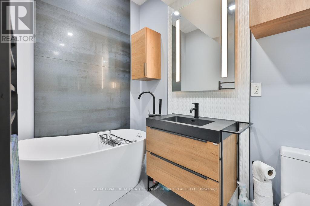 880 6th Street, Mississauga, Ontario  L5E 1N6 - Photo 28 - W12419148
