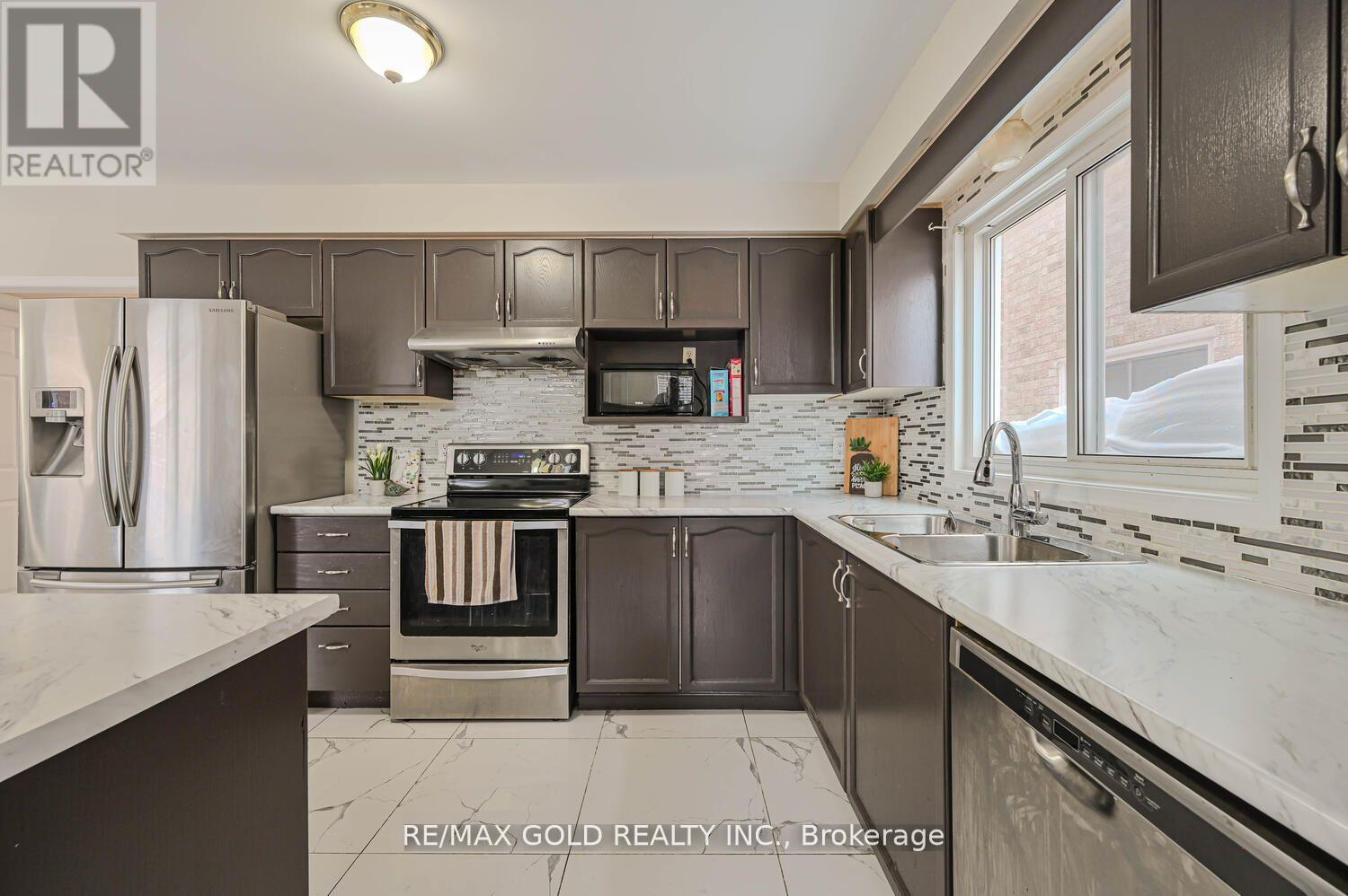 27 Buttercup Lane, Brampton, Ontario  L6R 1M9 - Photo 15 - W12419216