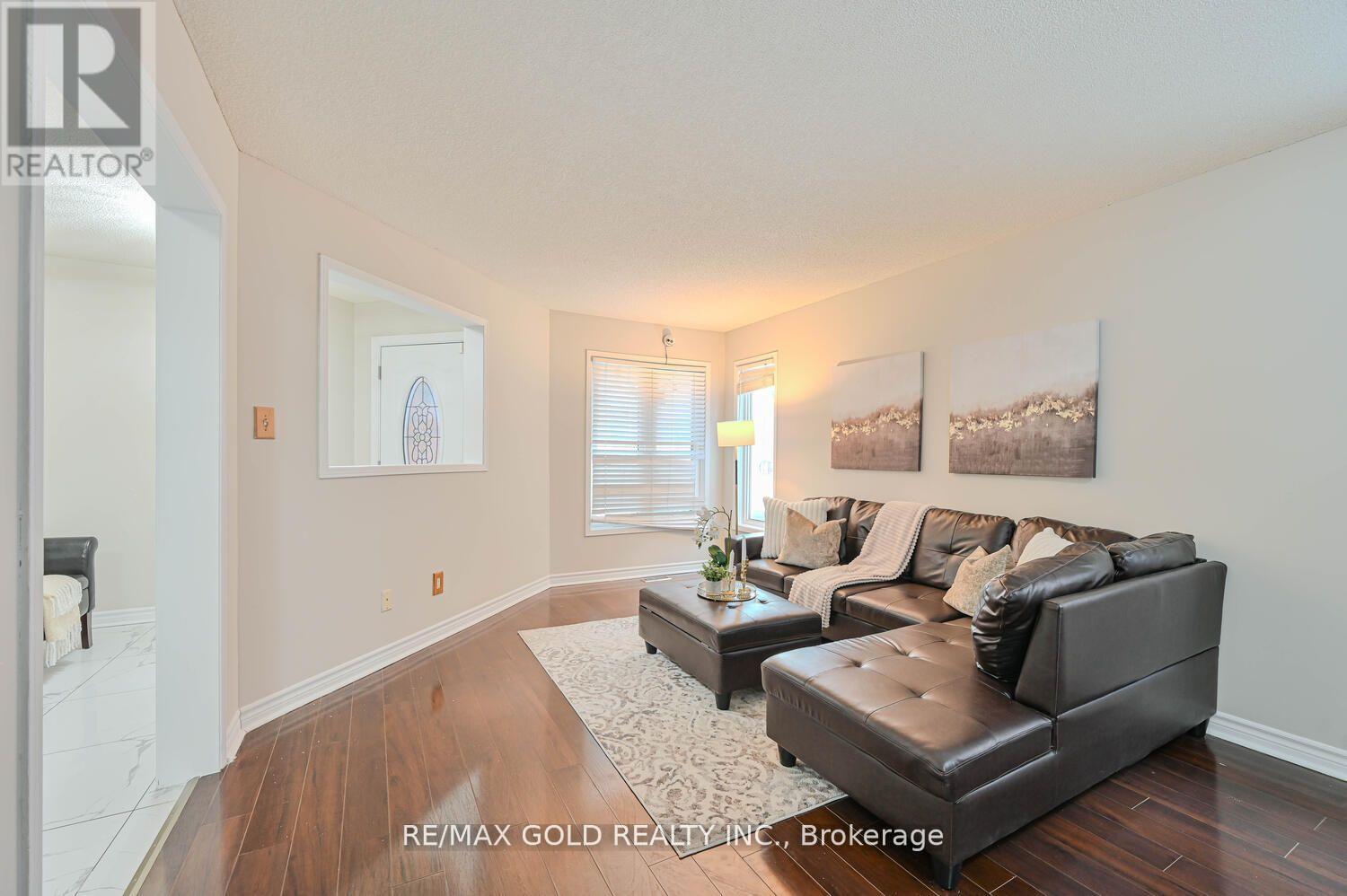 27 Buttercup Lane, Brampton, Ontario  L6R 1M9 - Photo 4 - W12419216