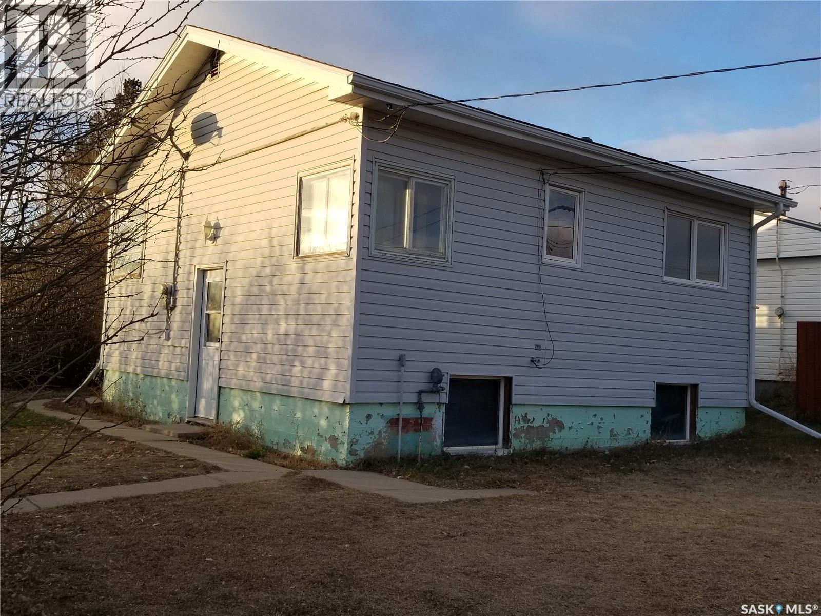 4901 Leader Street, Macklin, Saskatchewan  S0L 2C0 - Photo 3 - SK990388