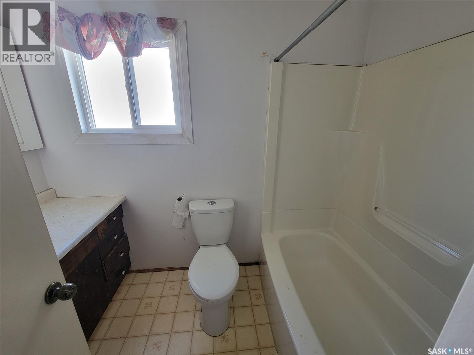 4901 Leader Street, Macklin, Saskatchewan  S0L 2C0 - Photo 16 - SK990388