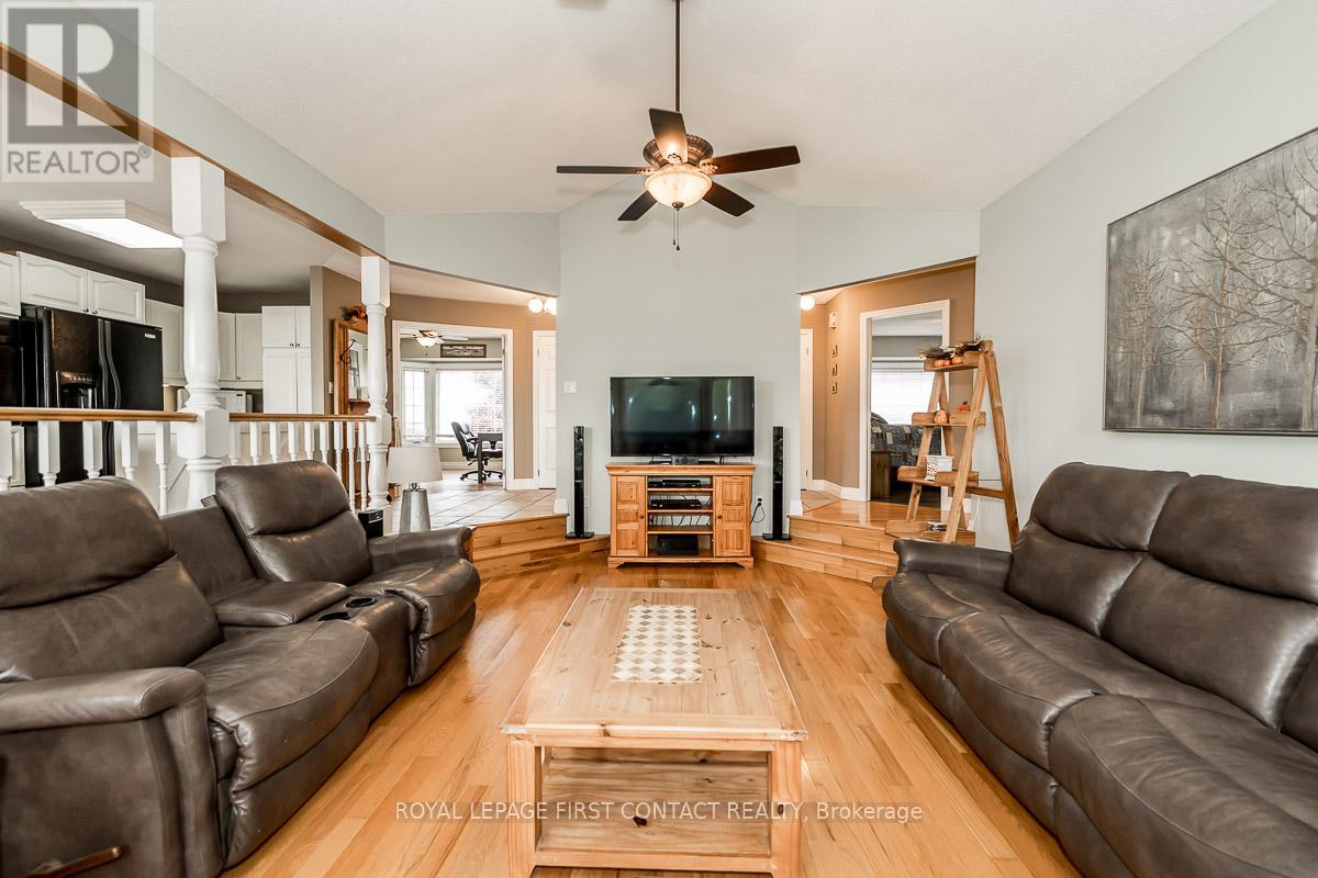 4689 20th Side Road, Essa, Ontario  L0L 2N0 - Photo 7 - N12417852