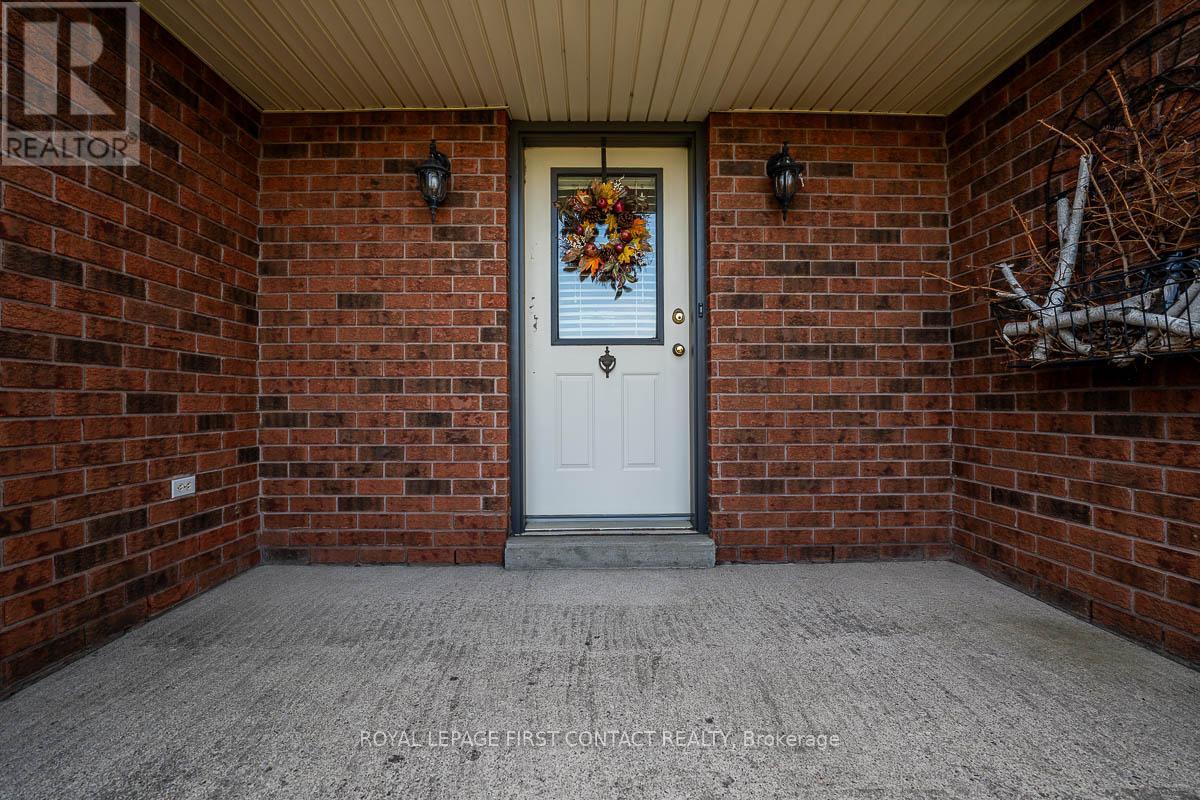 4689 20th Side Road, Essa, Ontario  L0L 2N0 - Photo 4 - N12417852