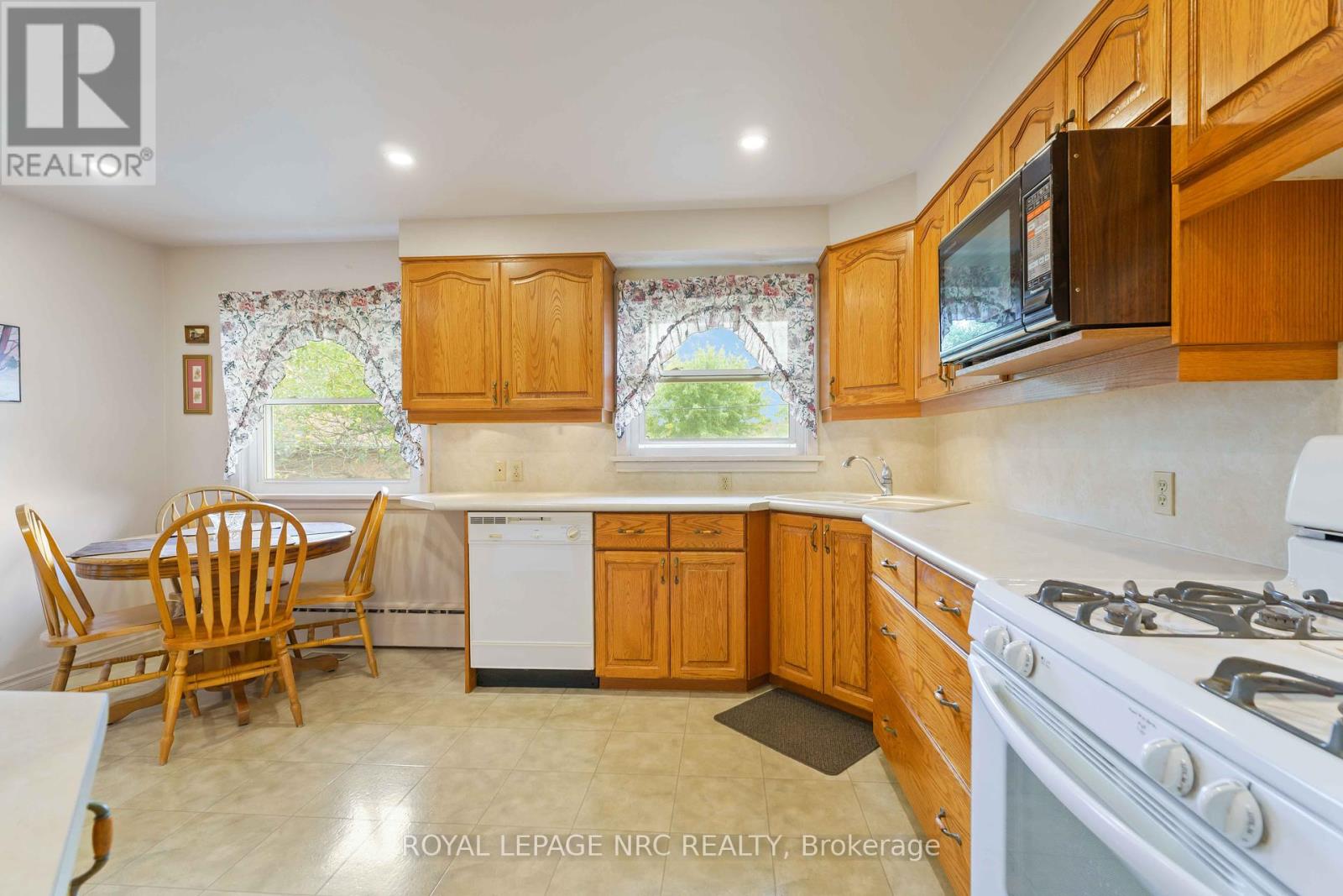 4 Oakmount Road, Welland, Ontario  L3C 4X8 - Photo 13 - X12419390