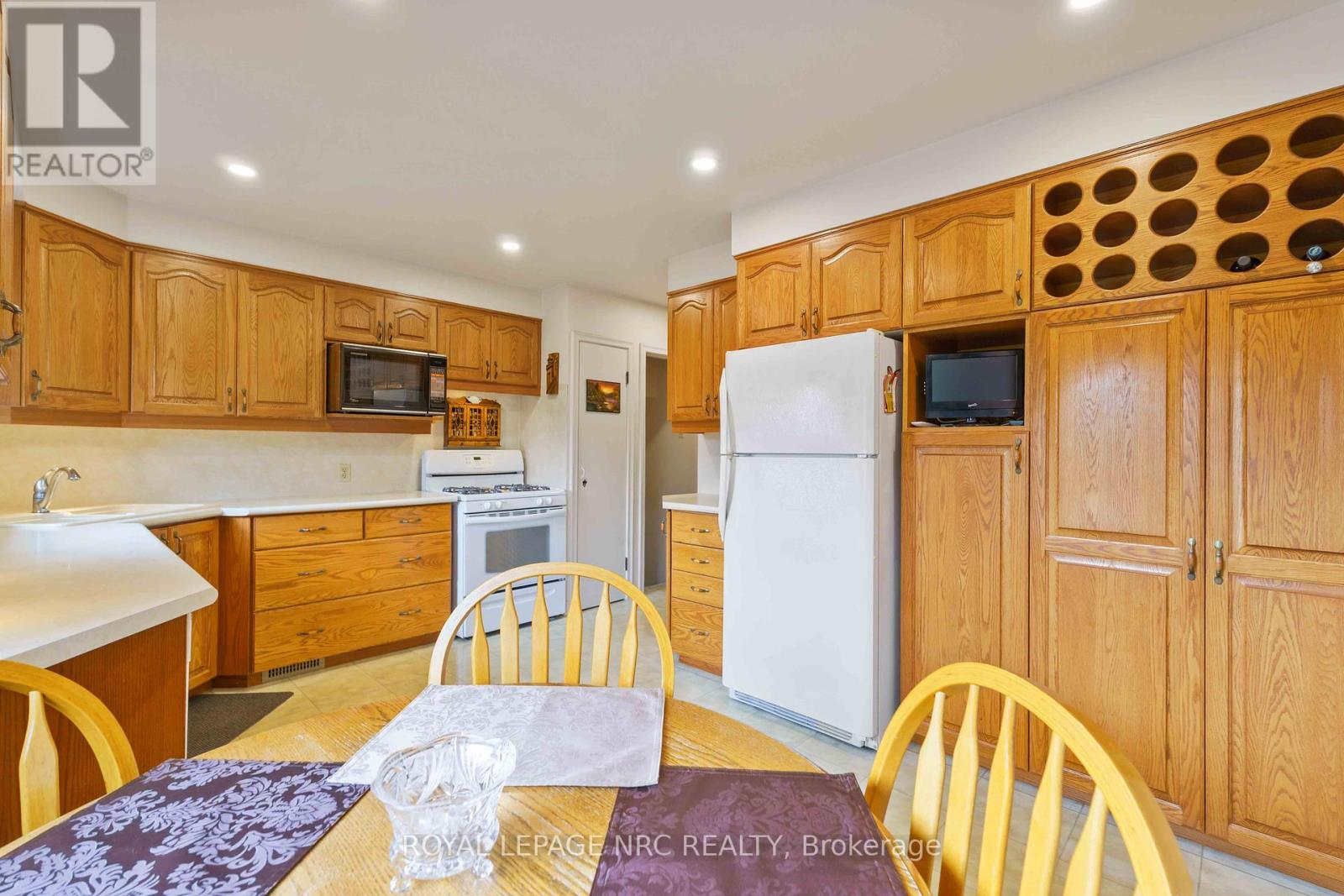 4 Oakmount Road, Welland, Ontario  L3C 4X8 - Photo 15 - X12419390