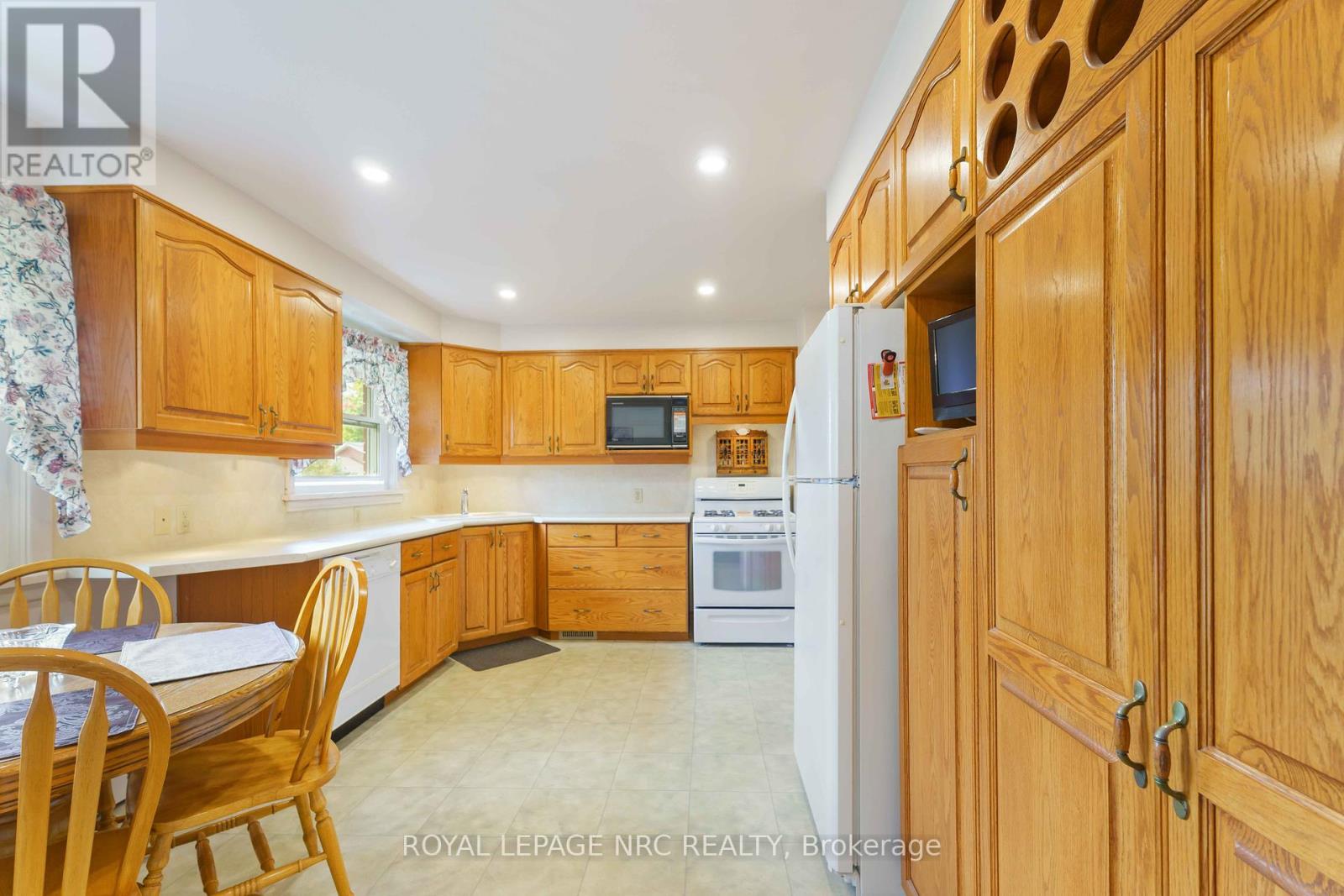 4 Oakmount Road, Welland, Ontario  L3C 4X8 - Photo 17 - X12419390