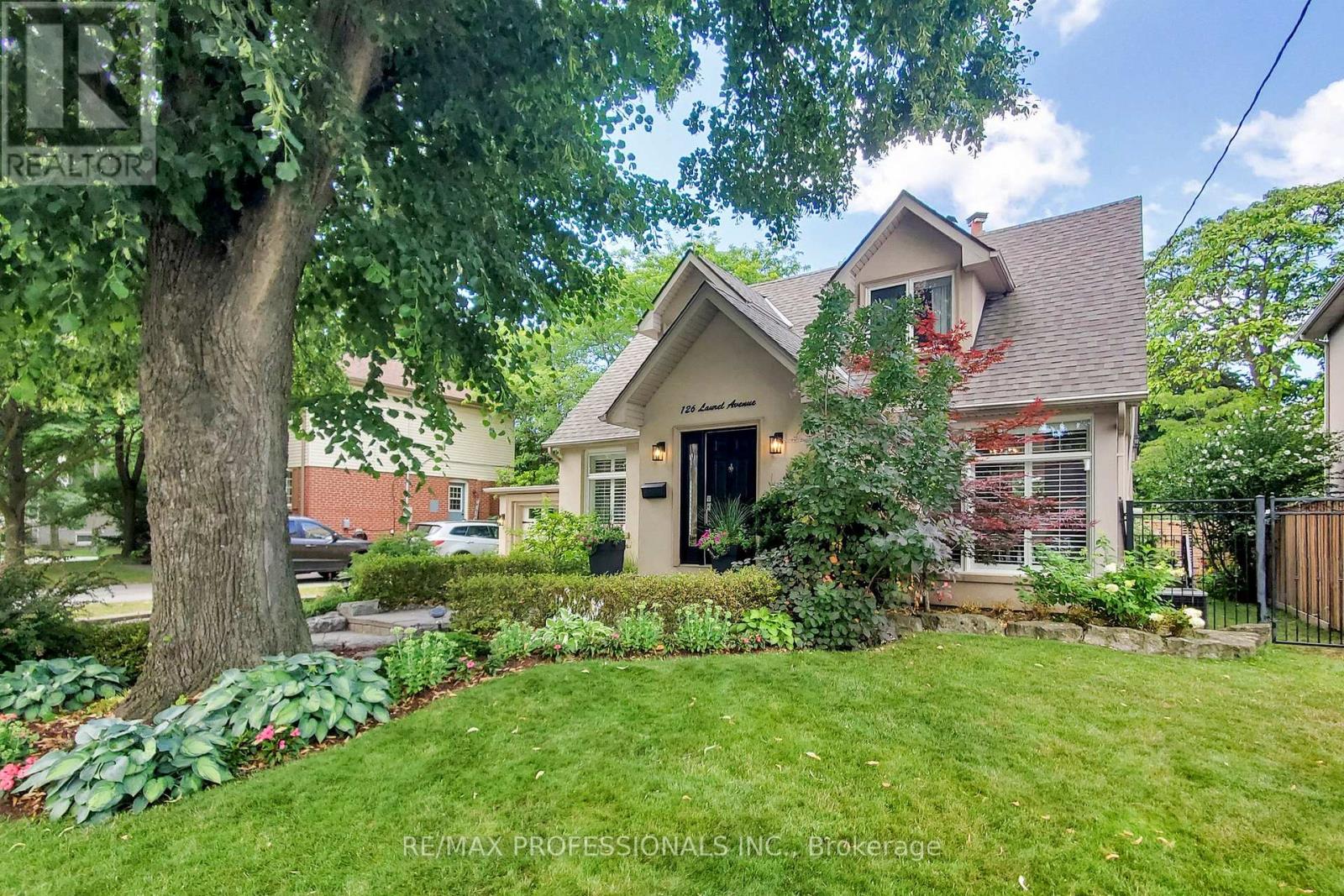 126 Laurel Avenue, Toronto, Ontario  M9B 4T6 - Photo 3 - W12419354